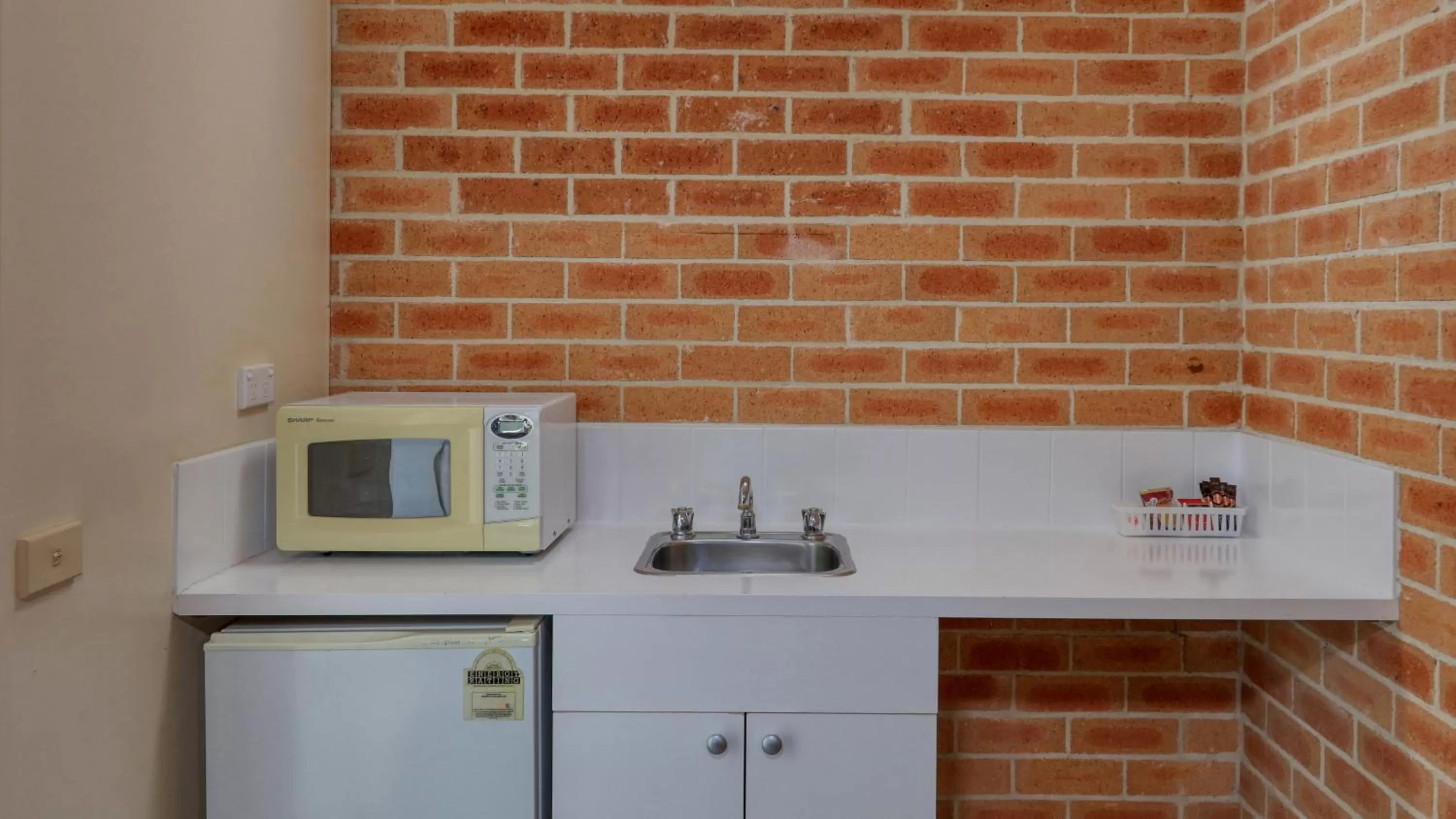 Kitchen or kitchenette in Country Gardens Motor Inn