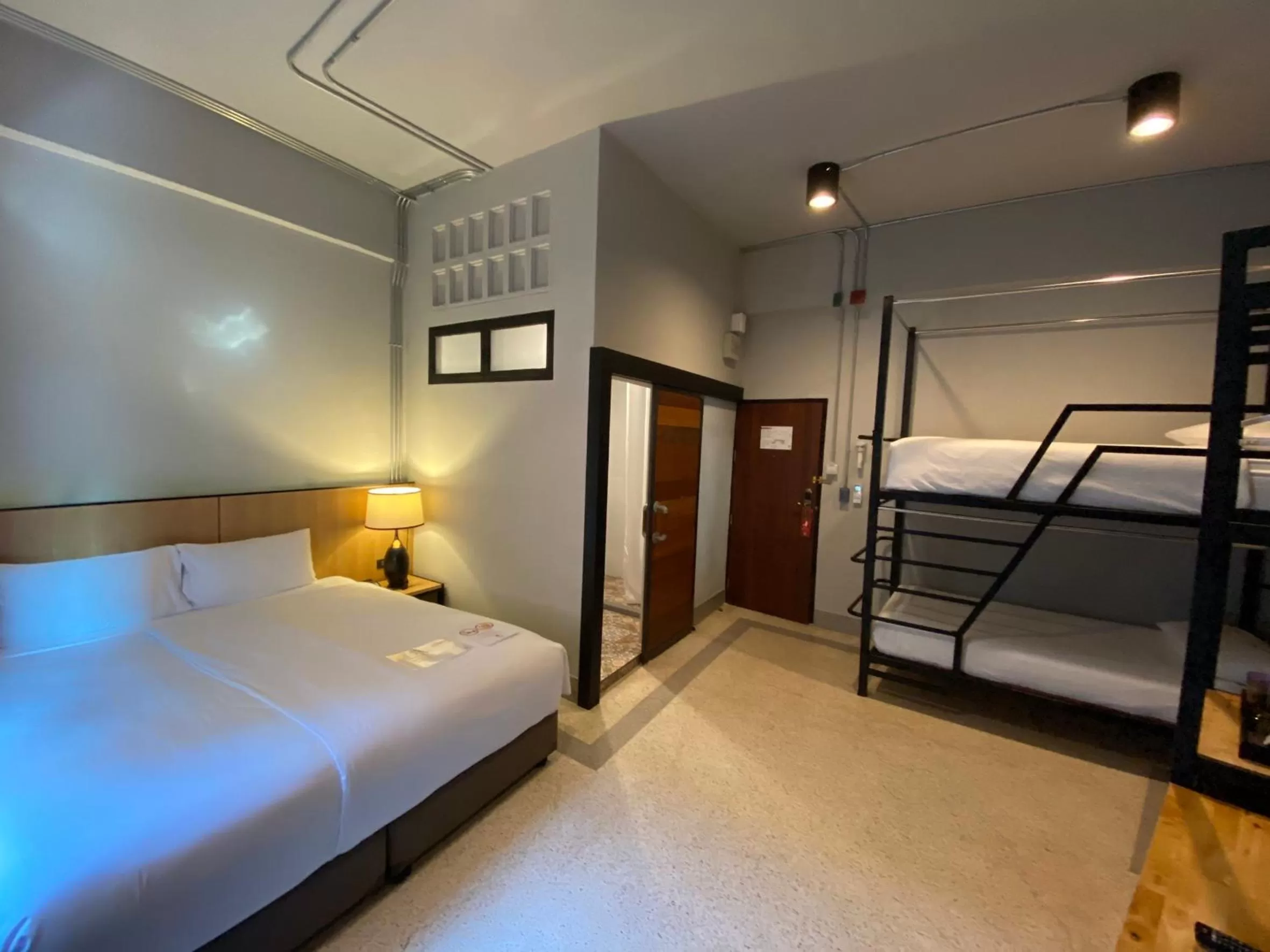 Photo of the whole room, Bed in W22 by Burasari