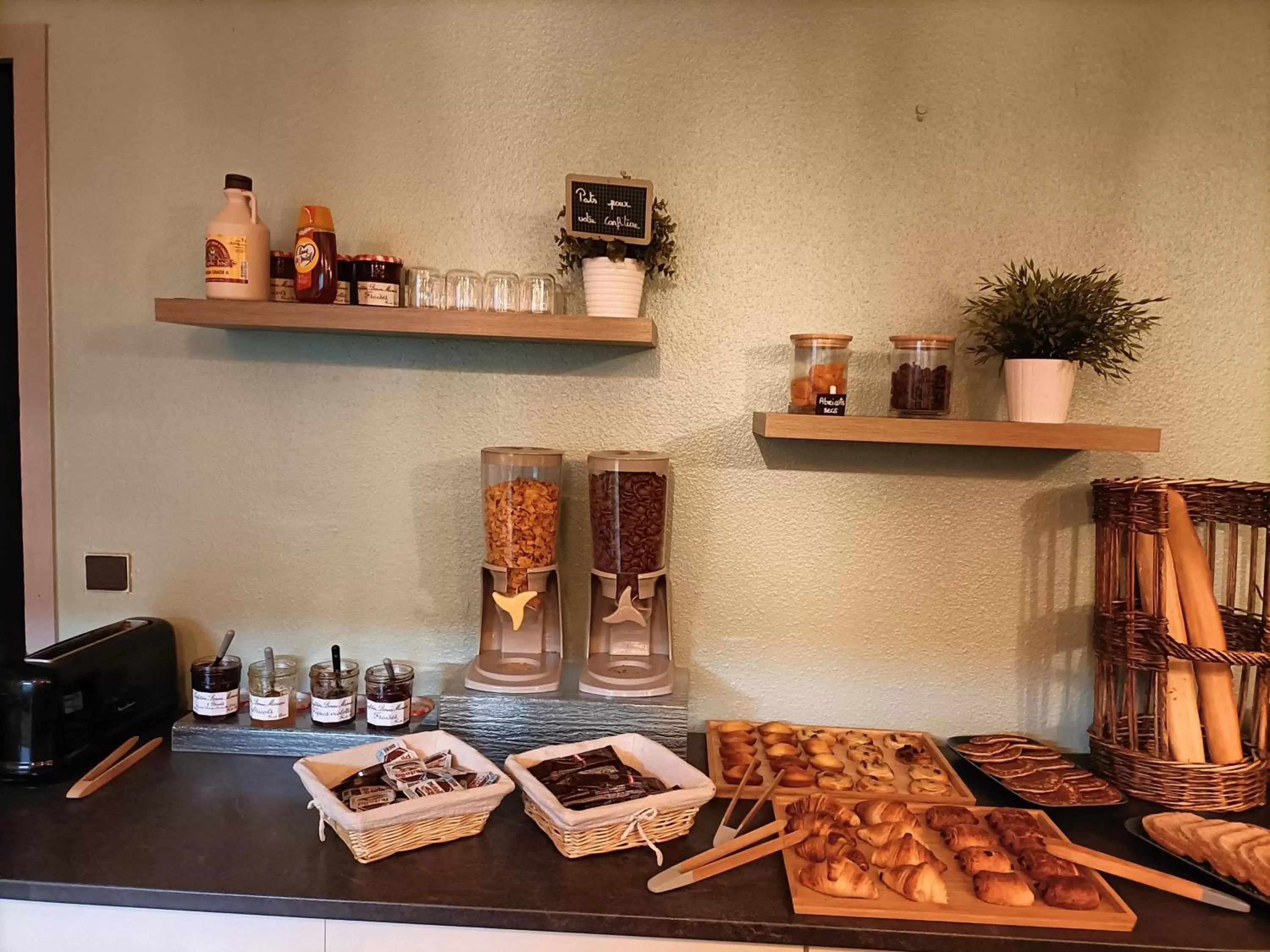 Breakfast in Hotel Inn Design La Rochelle