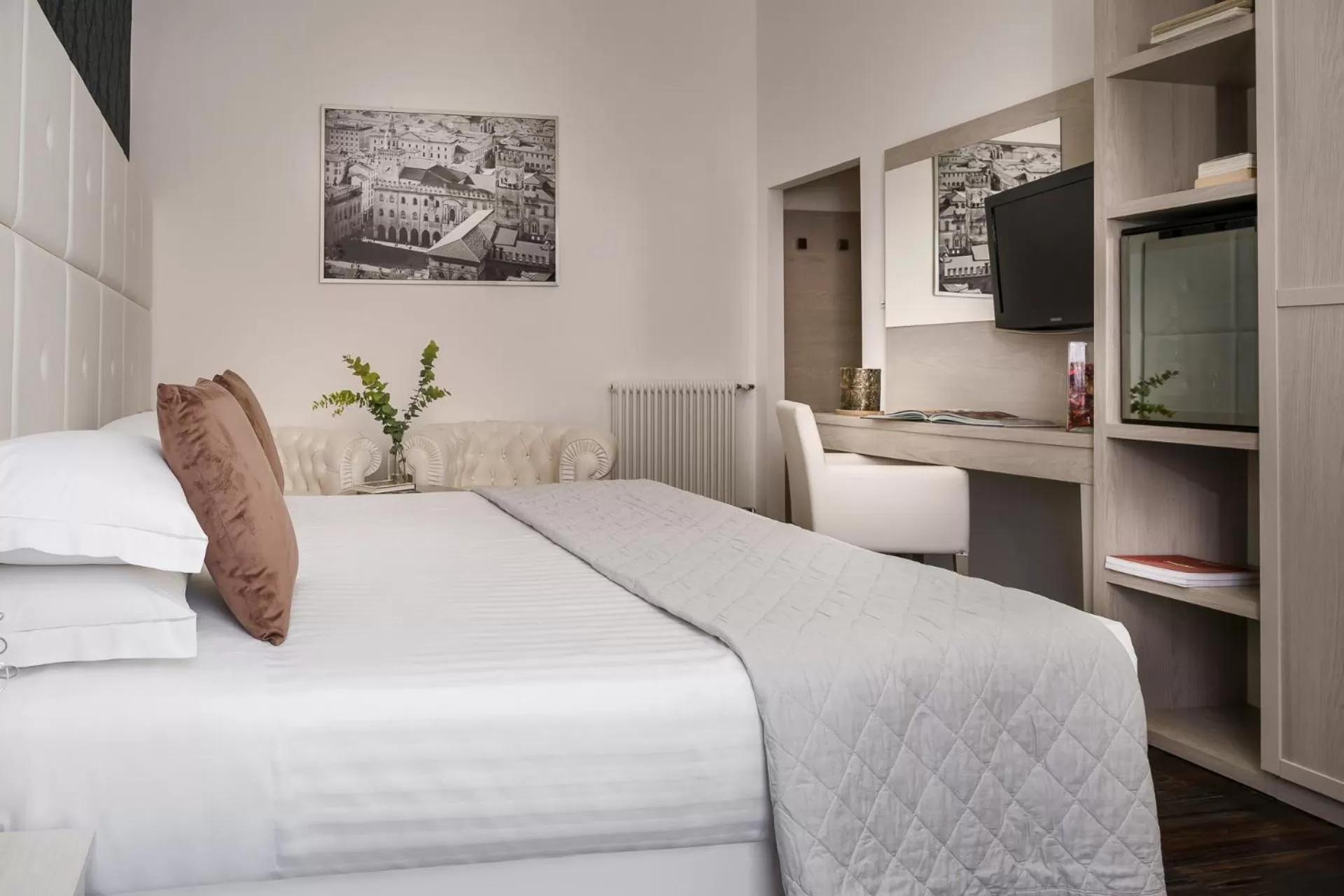 Photo of the whole room, Bed in Albergo Rossini 1936