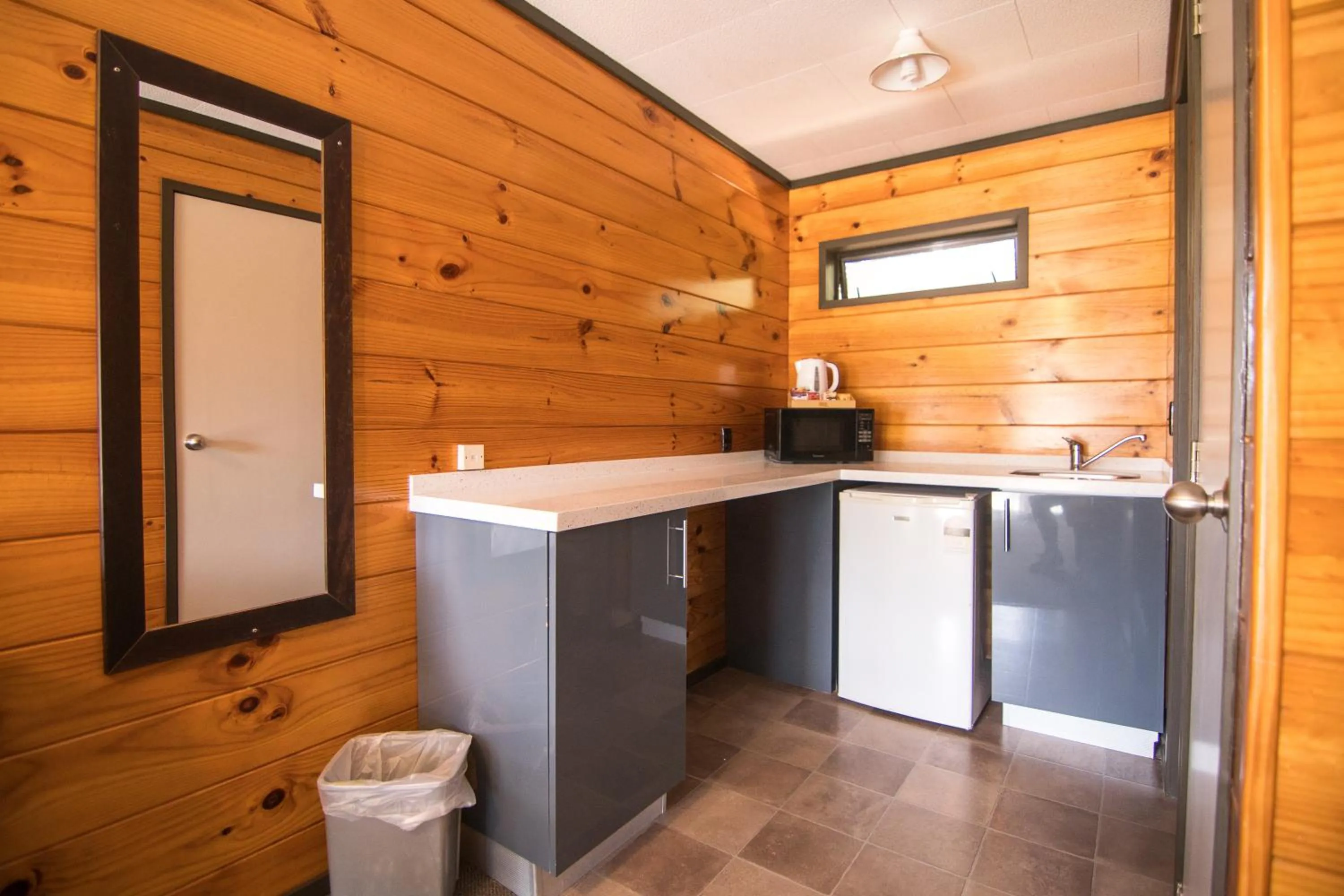 Kitchen or kitchenette in Parklands Motorlodge & Holiday Park