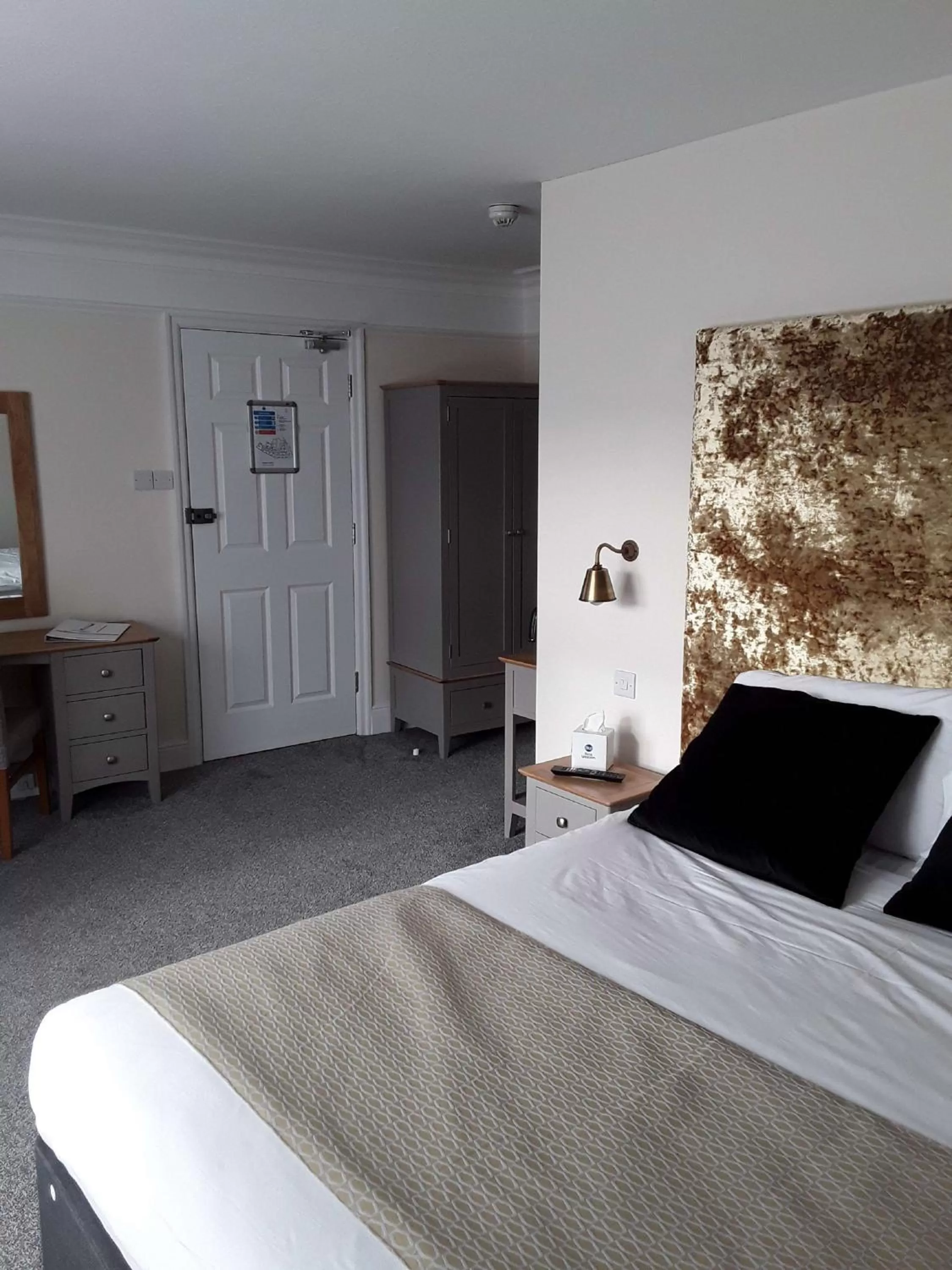 Bedroom, Bed in Best Western The George Hotel, Swaffham