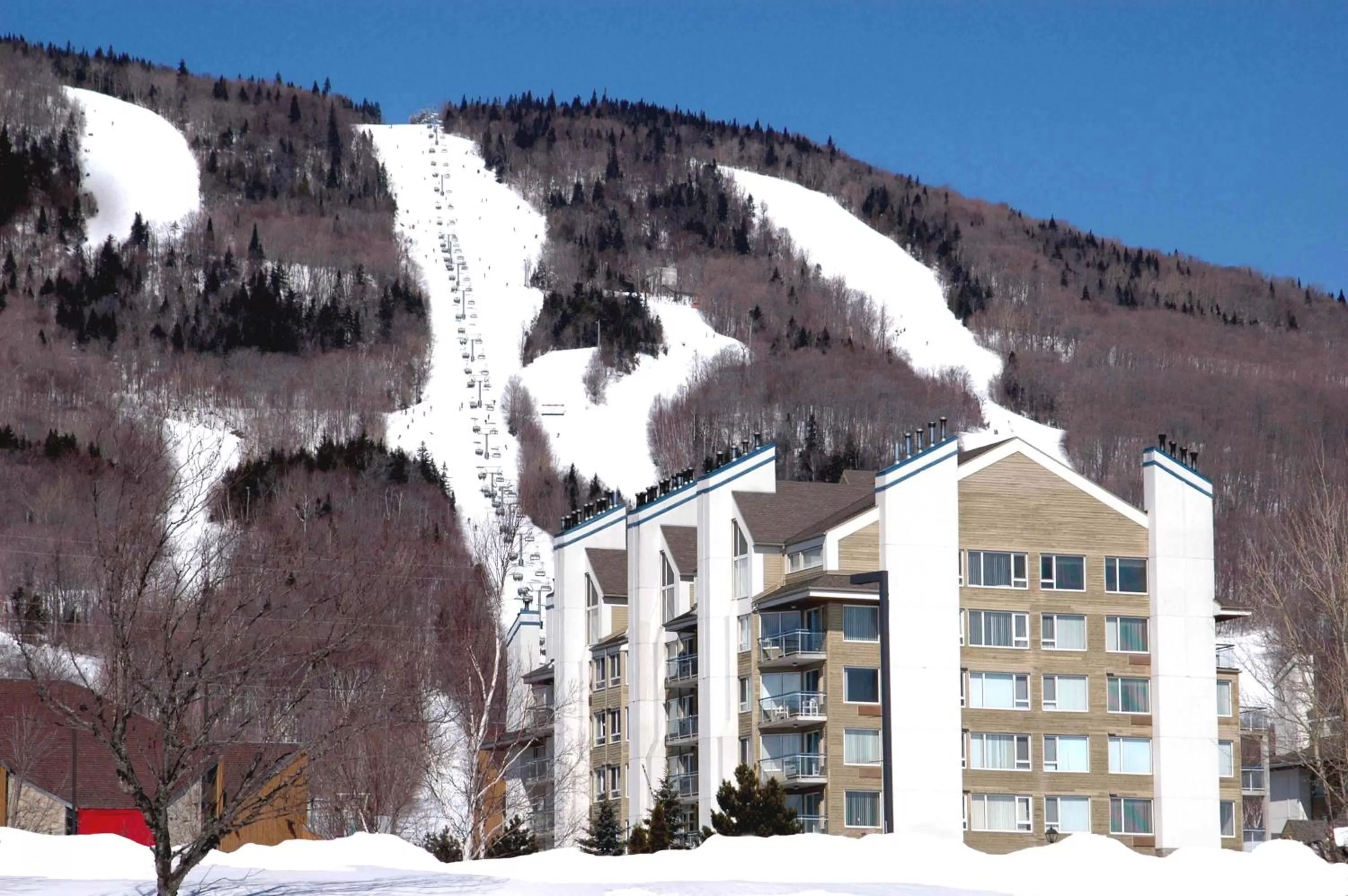 Facade/entrance in Hébergement Mont-Ste-Anne Condos