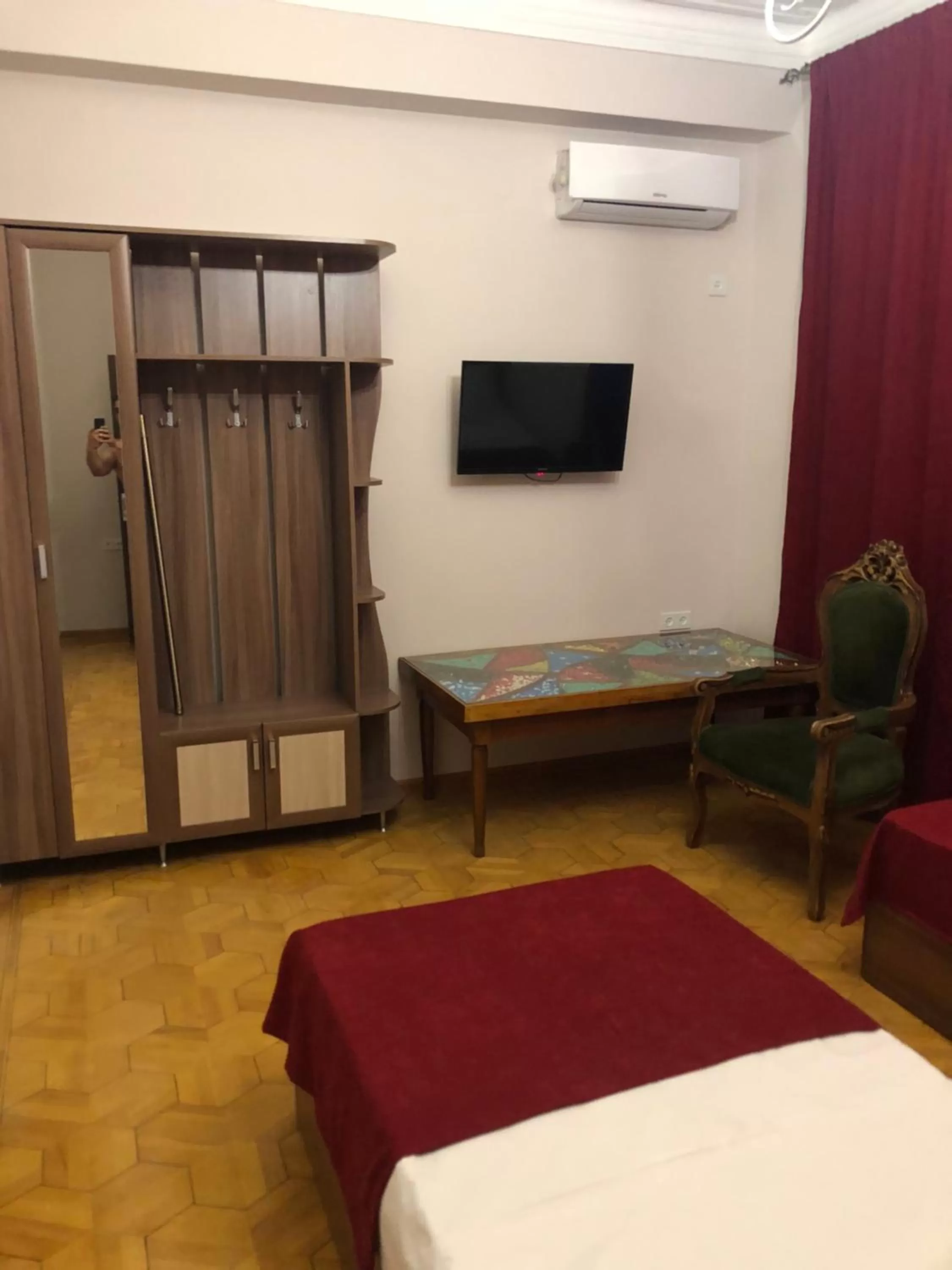 TV/Entertainment Center in Elross Hotel