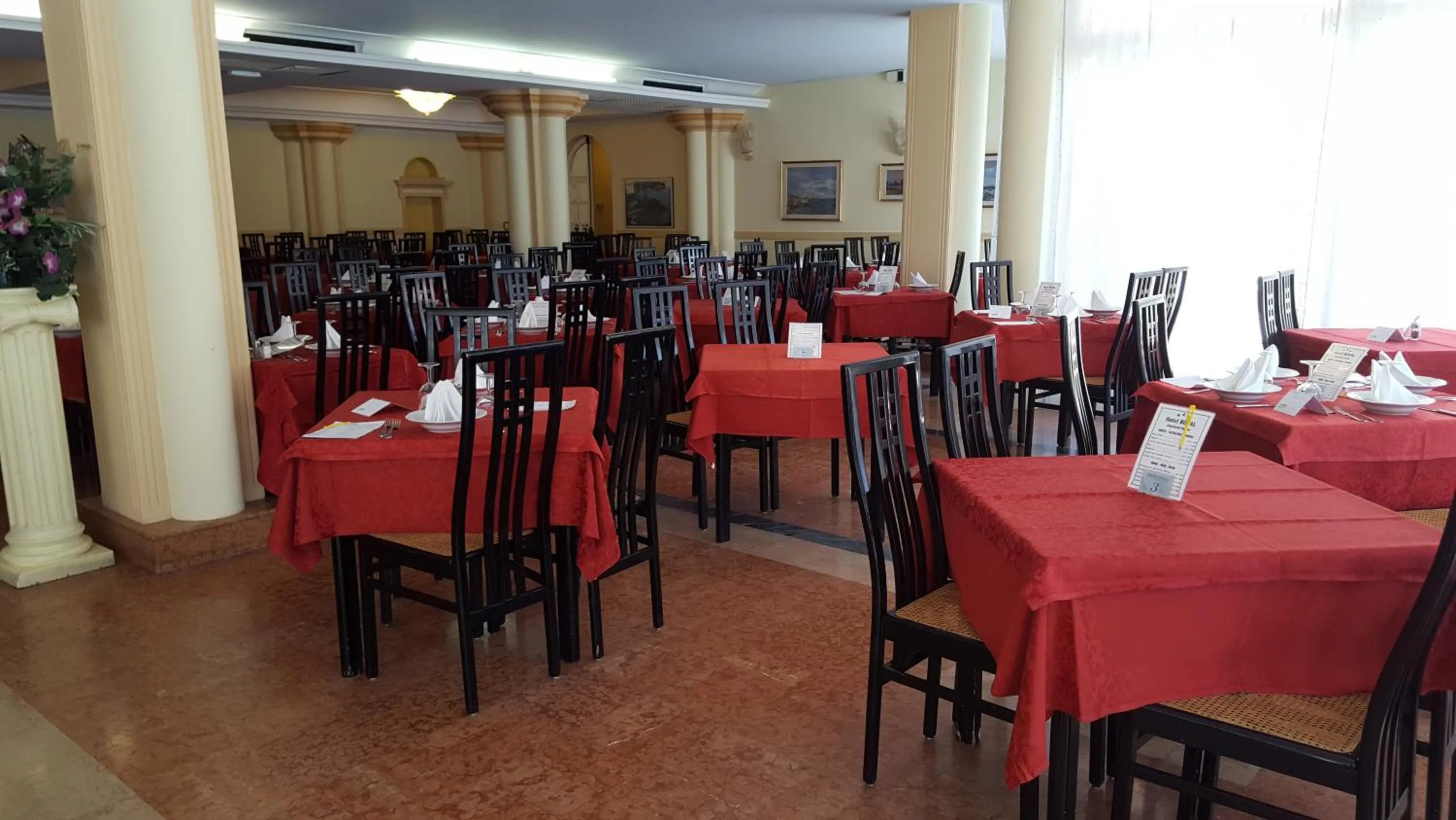 Restaurant/places to eat in Hotel Royal