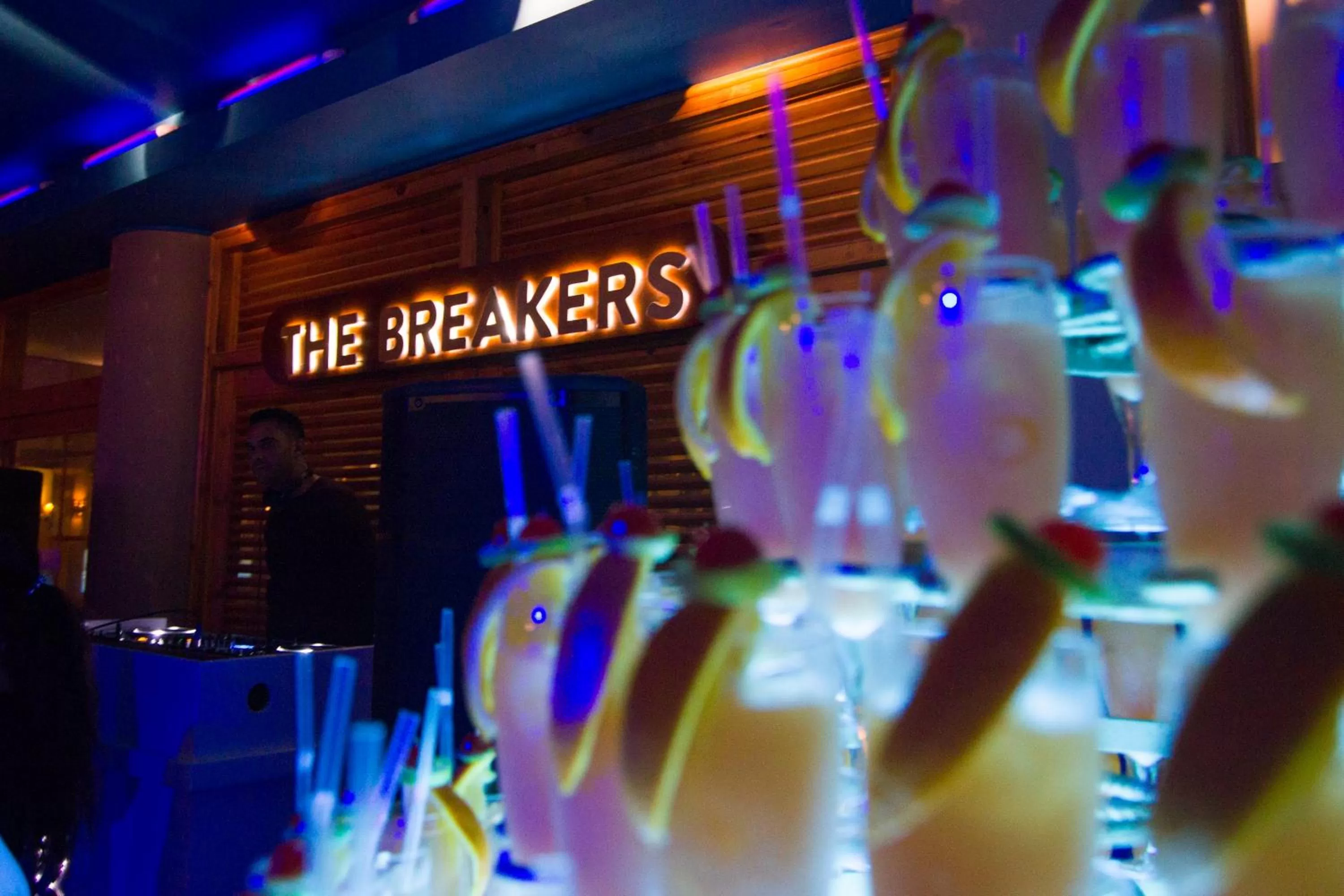 Nightclub / DJ in The Breakers Diving and Surfing Lodge Soma Bay