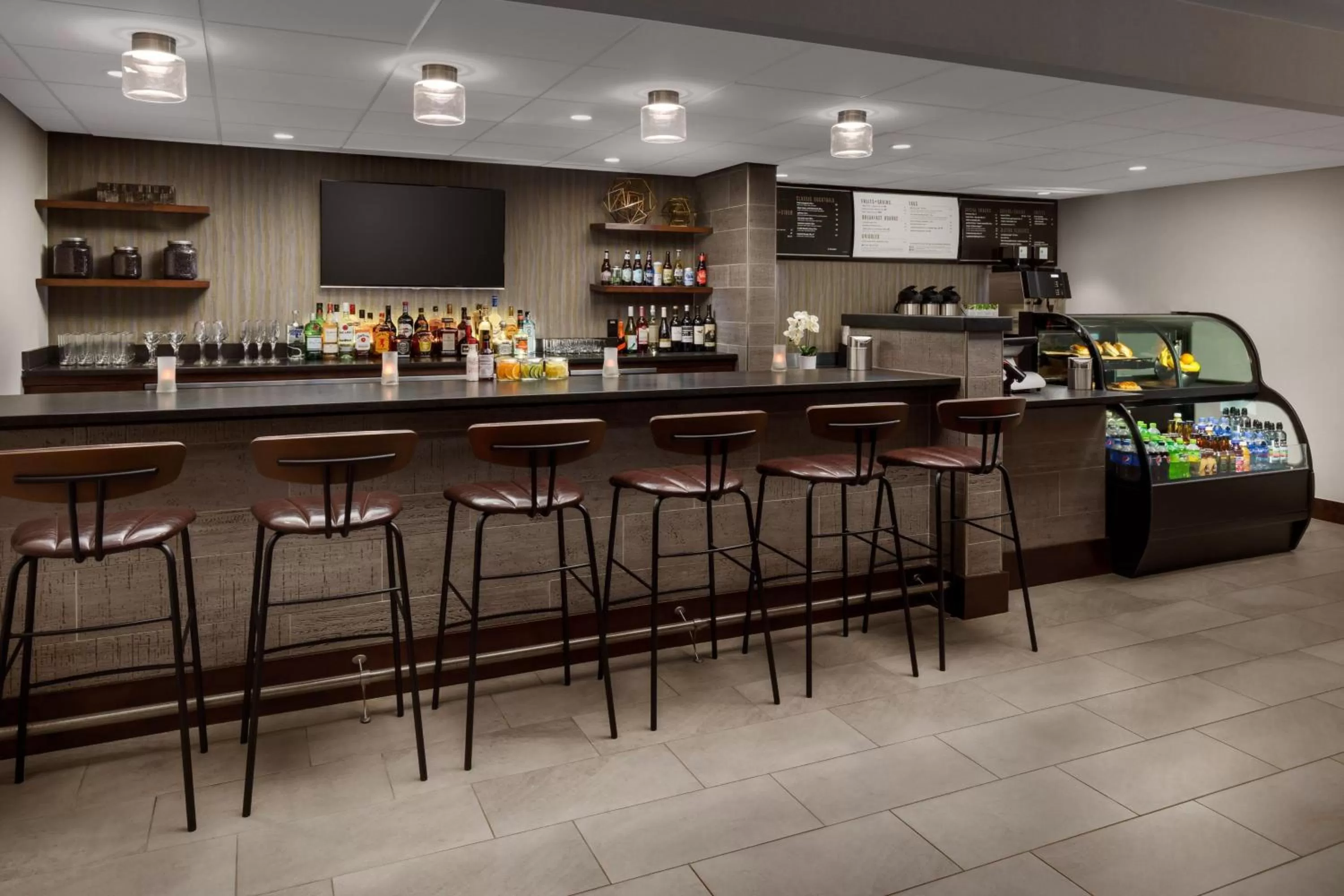 Lounge or bar in Courtyard Manchester-Boston Regional Airport