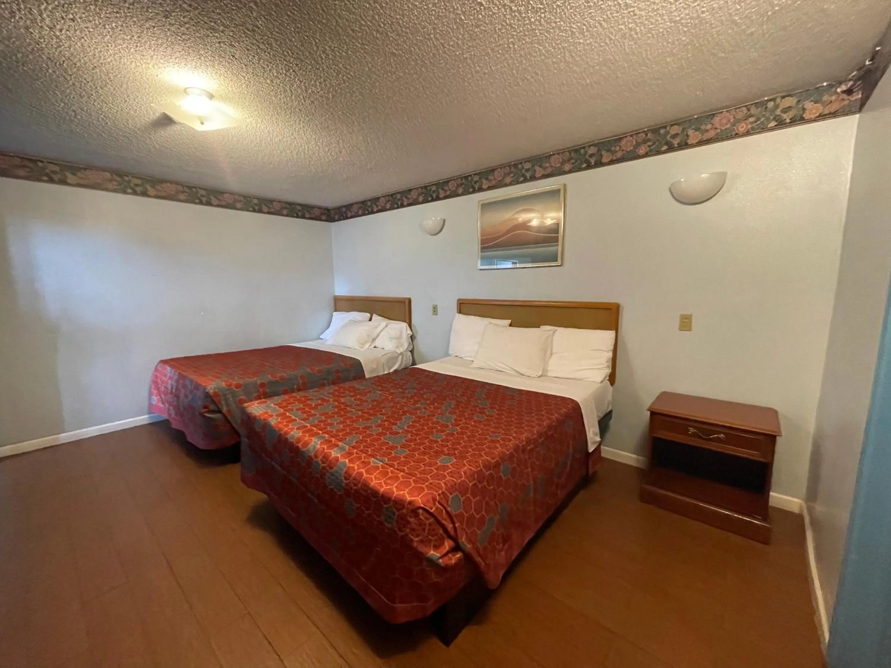 Bed in Chester Inn Motel