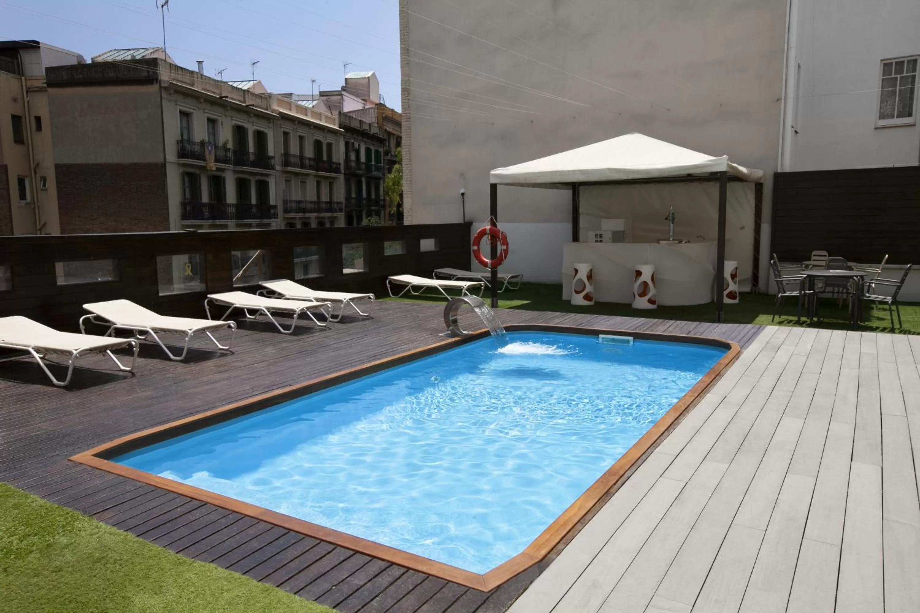 Swimming pool in Hotel Concordia Barcelona