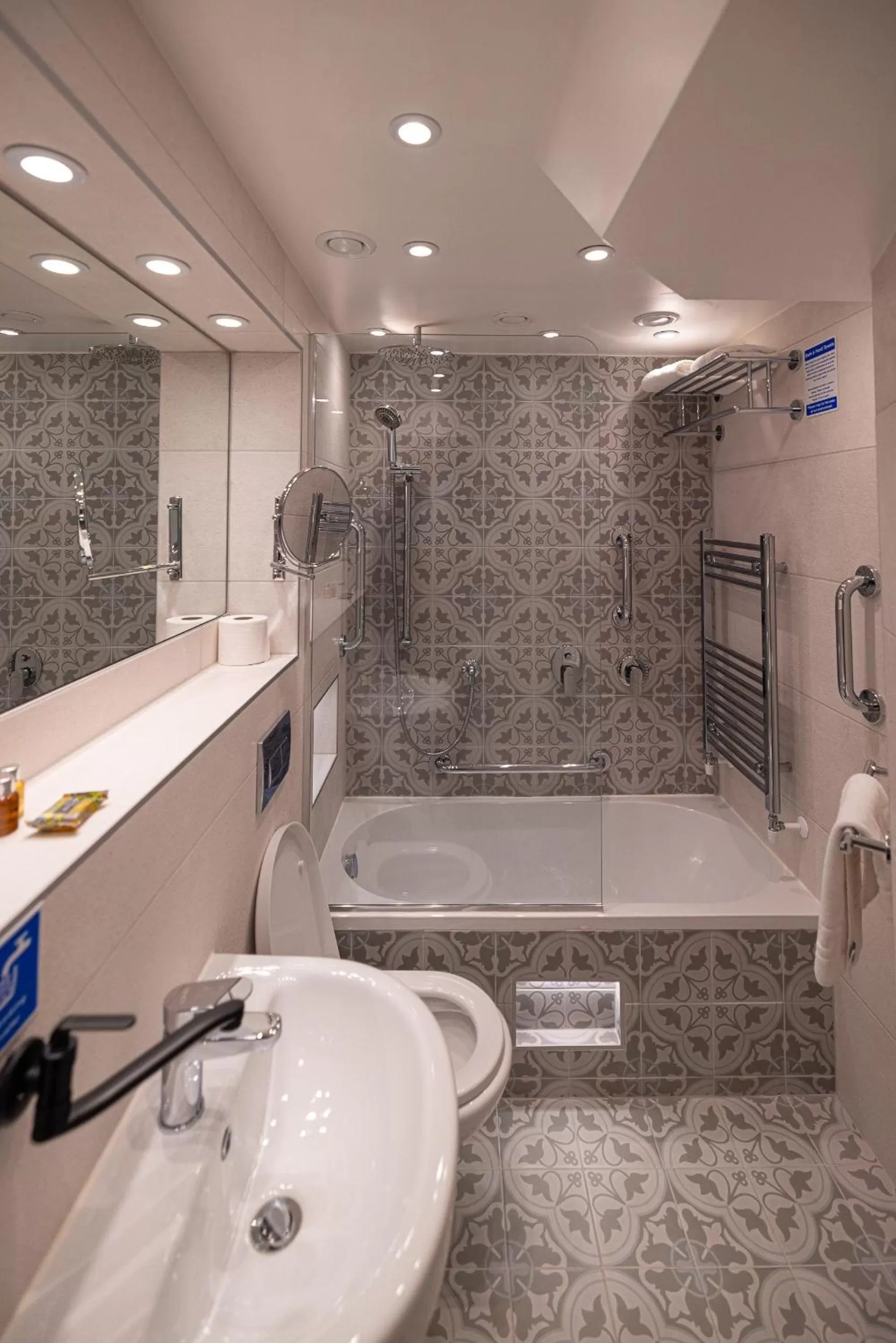 Bathroom in Roxford Lodge Hotel