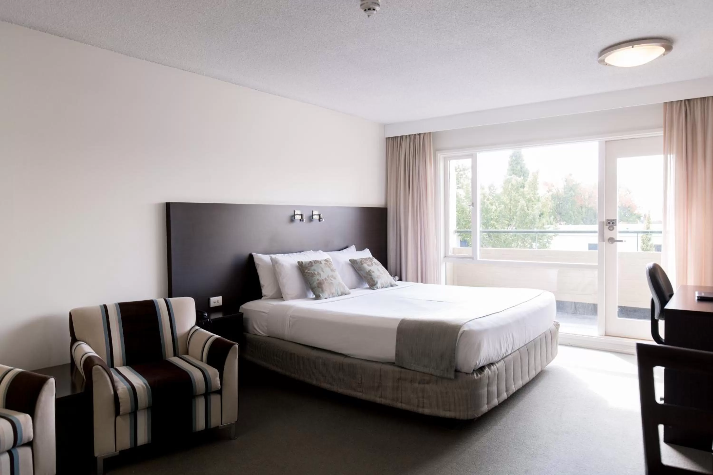 Bedroom, Bed in St Ives Apartments