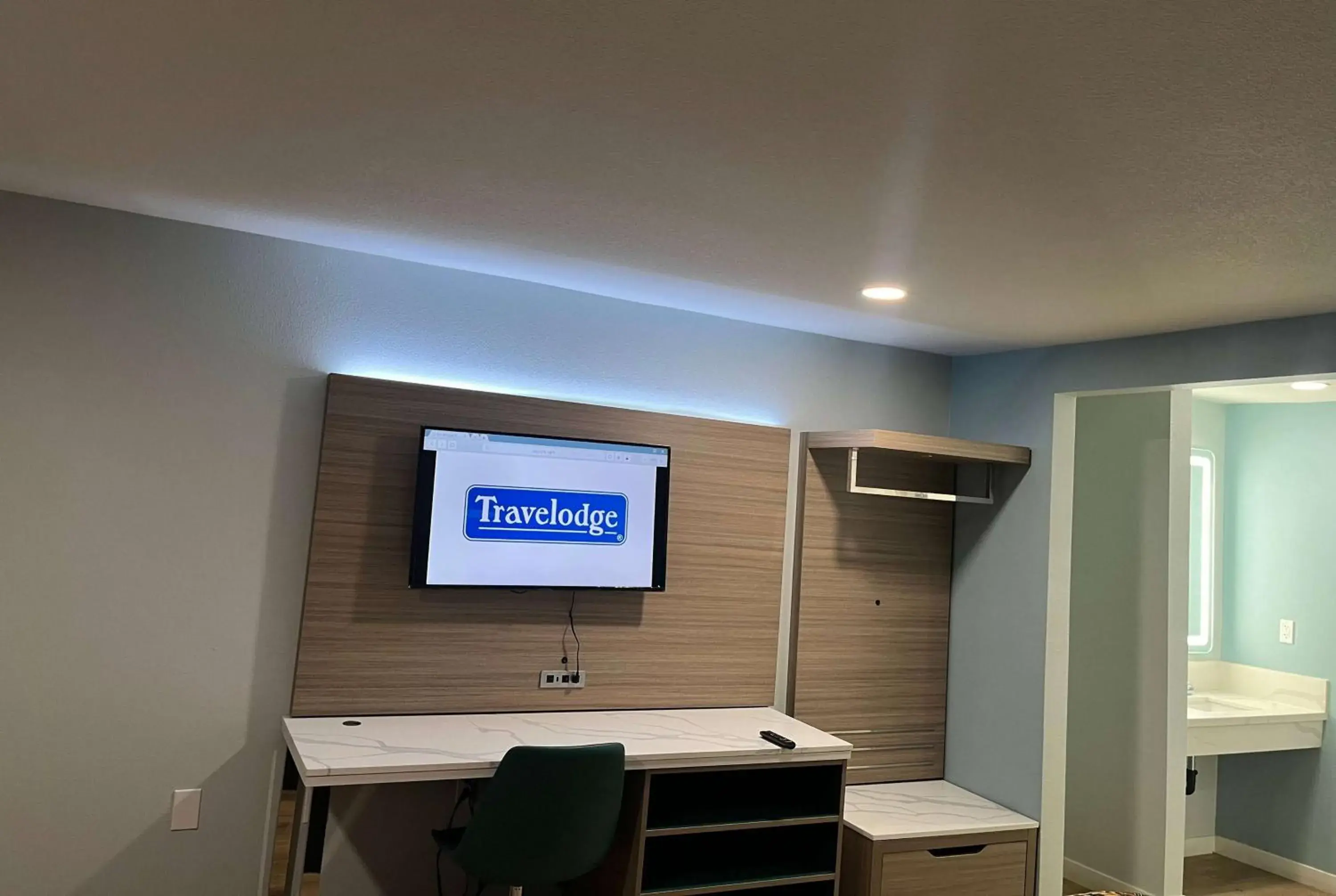 King Room with Tub w/Grab Bars - Mobility Access/Non-Smoking in Lemon Tree Motel King Room with Tub w/Grab Bars - Mobility Access/Non-Smoking in Lemon Tree Motel