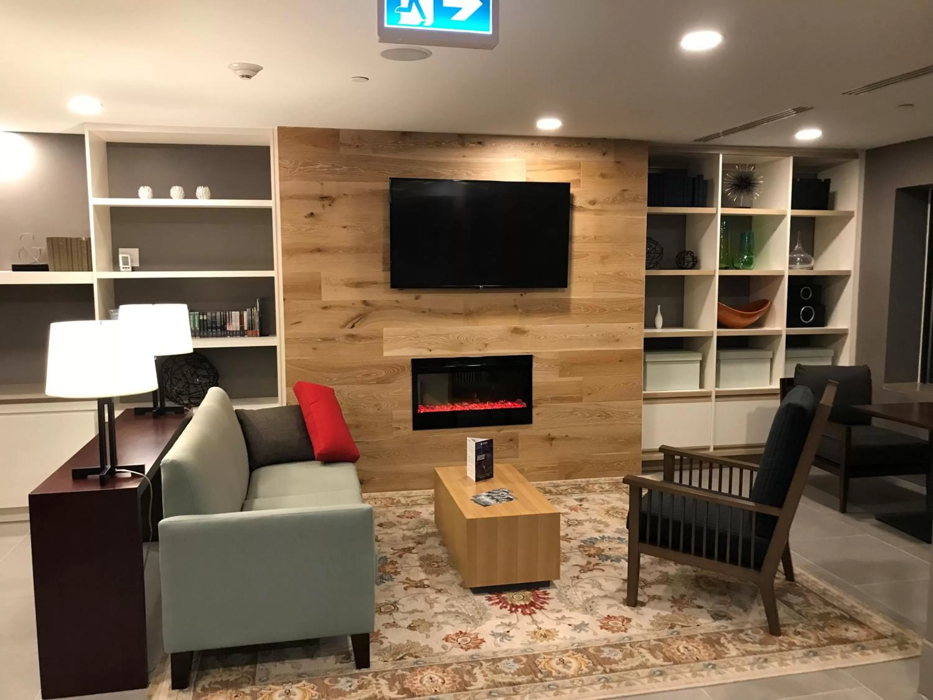 Communal lounge/ TV room in Country Inn & Suites by Radisson, Belleville, ON