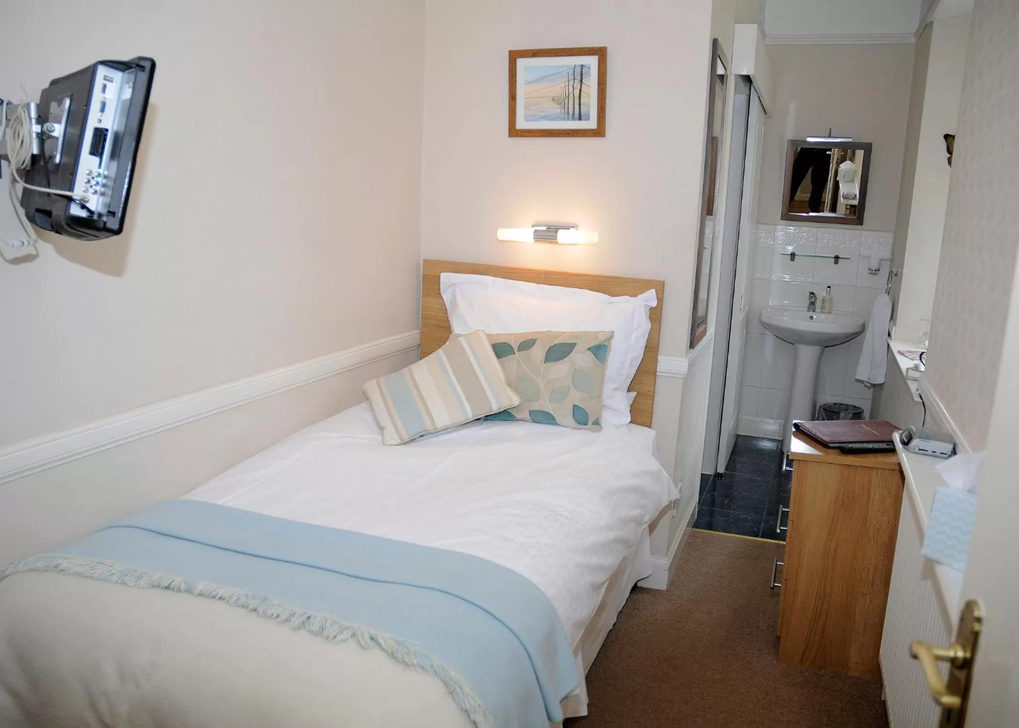 Bedroom, Bed in Douglas House