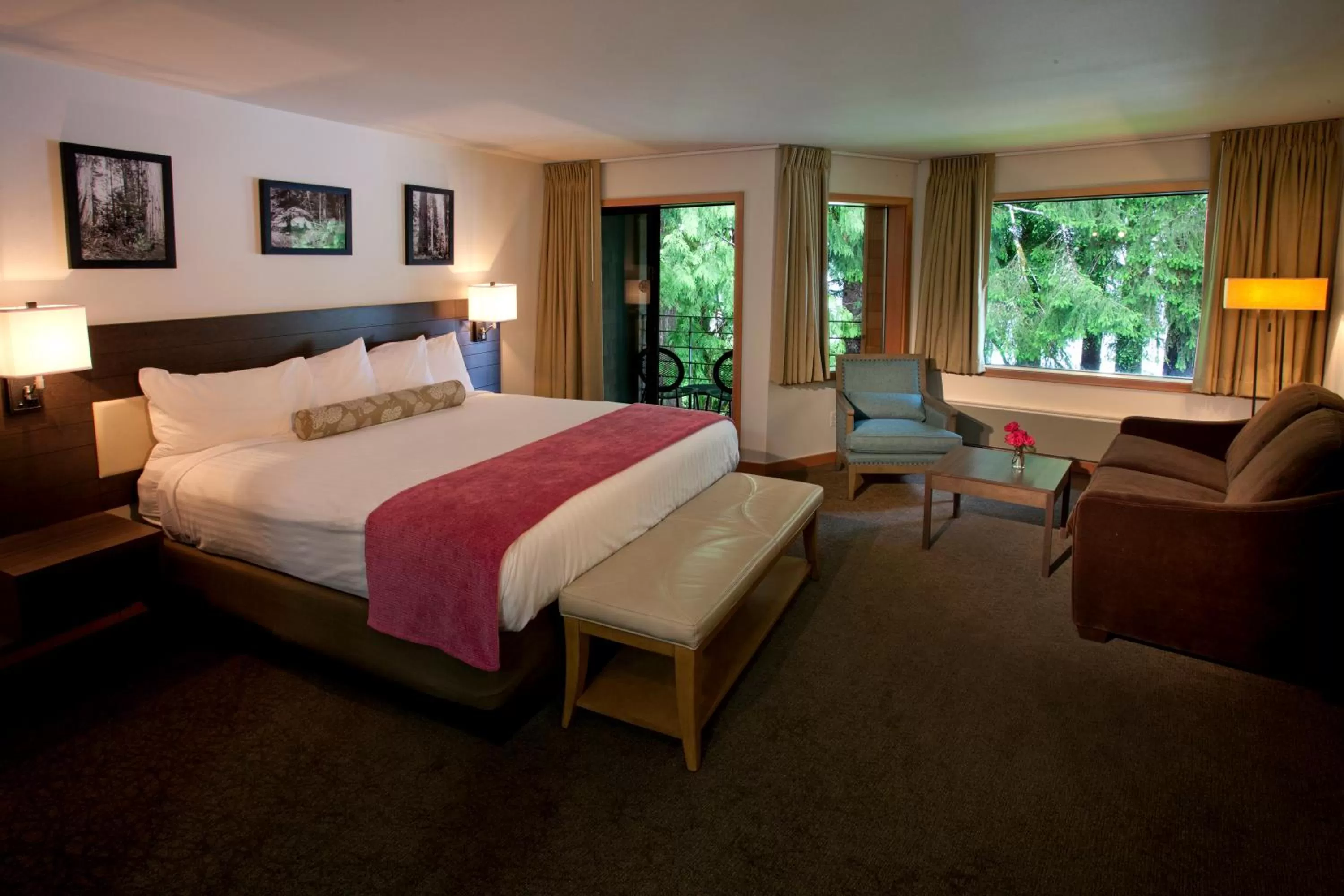 Bedroom, Bed in Lake Quinault Lodge