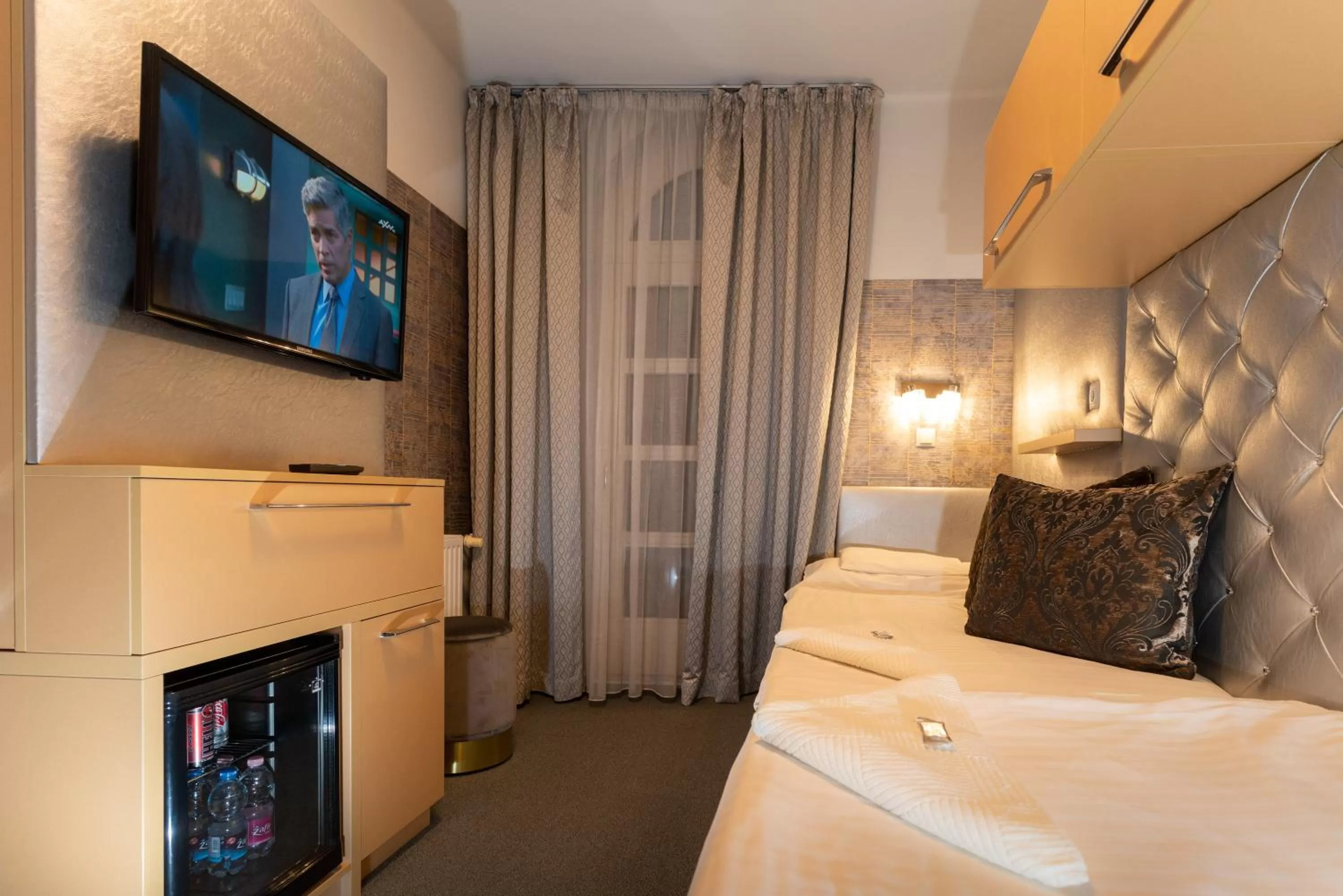 Photo of the whole room, Bed in Teátrum Boutique Hotel