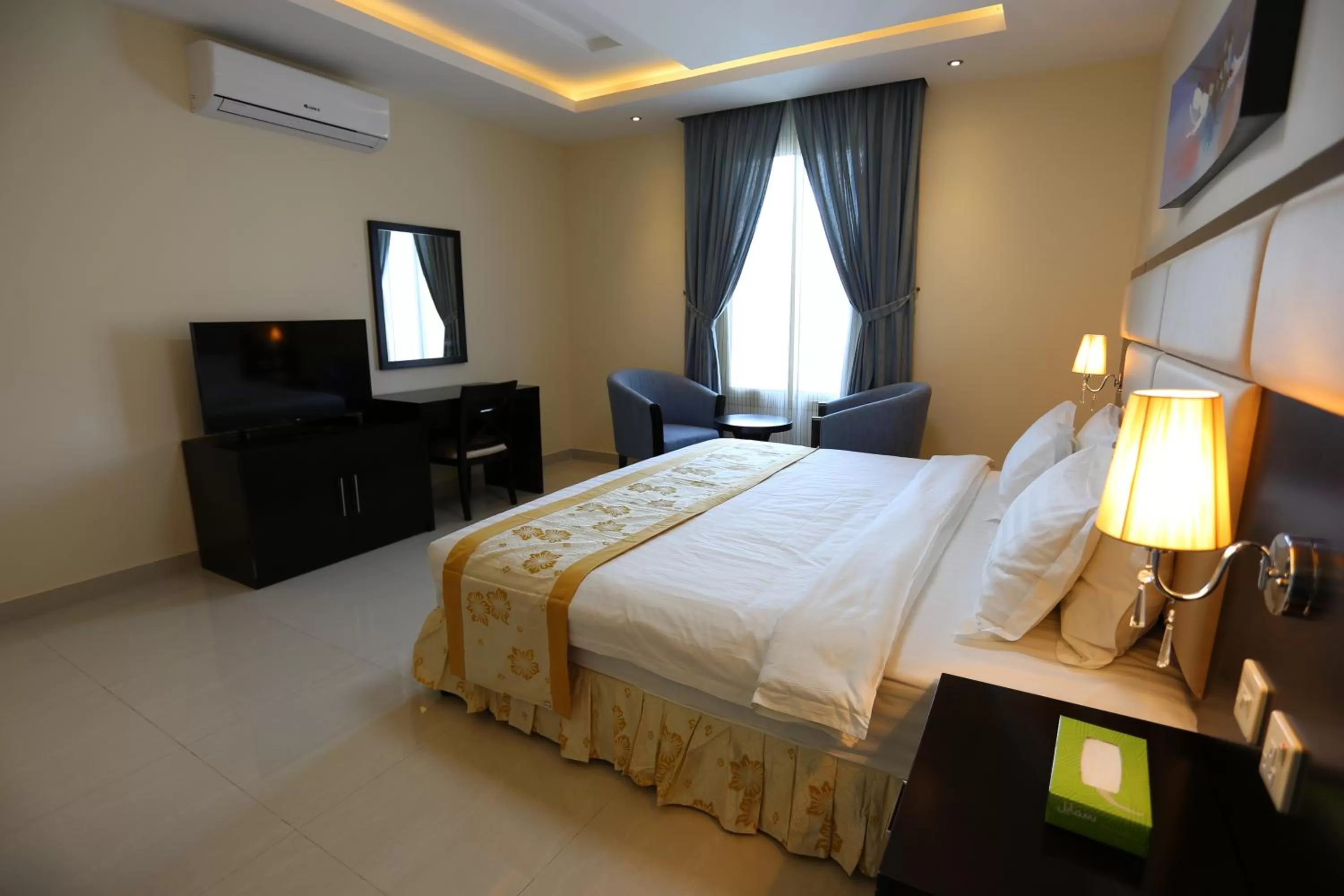 Bed, TV/Entertainment Center in Arjaan Altakhassusi Hotel Suites