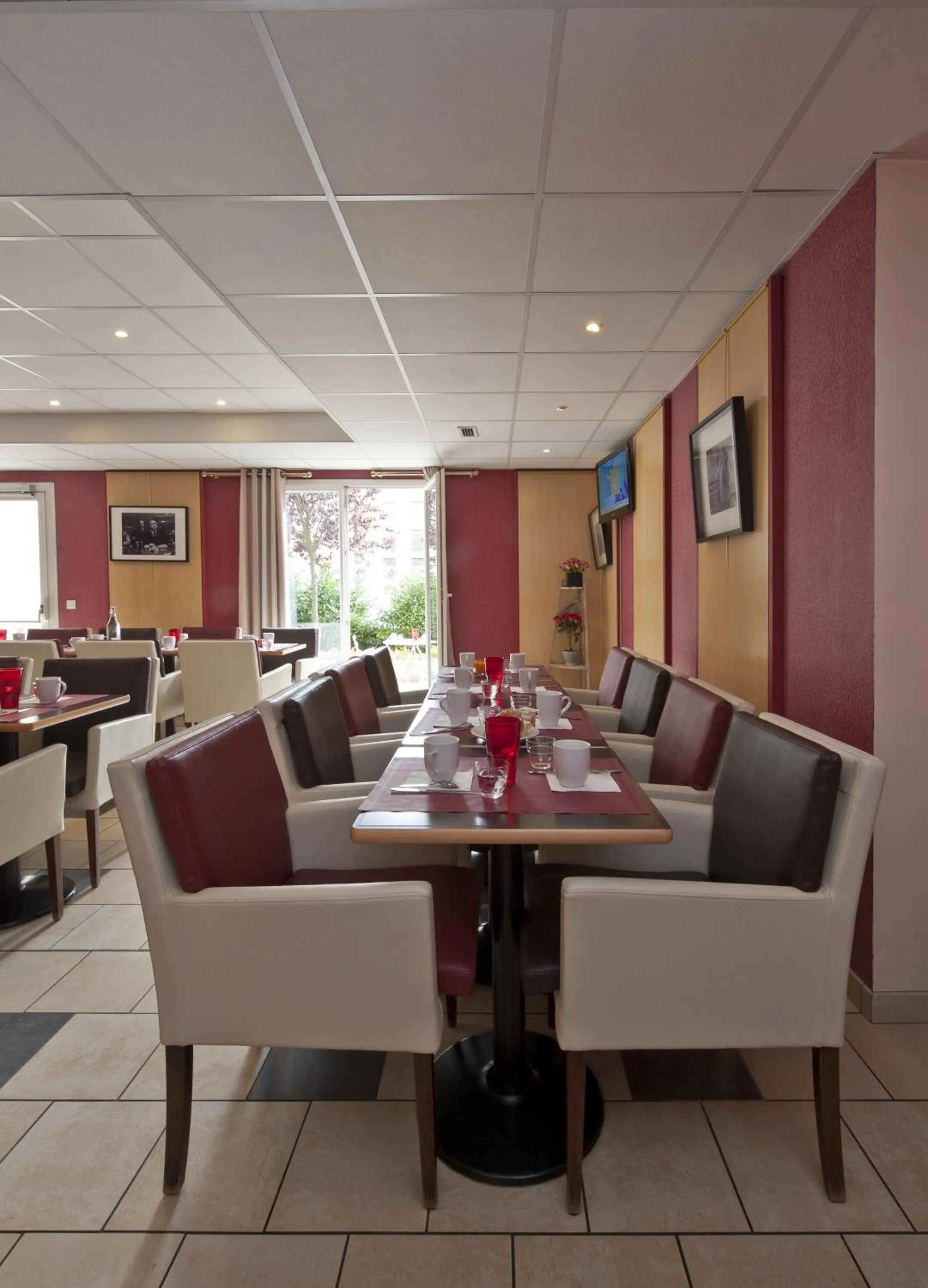 Restaurant/places to eat in Hotel Cerise Chatou