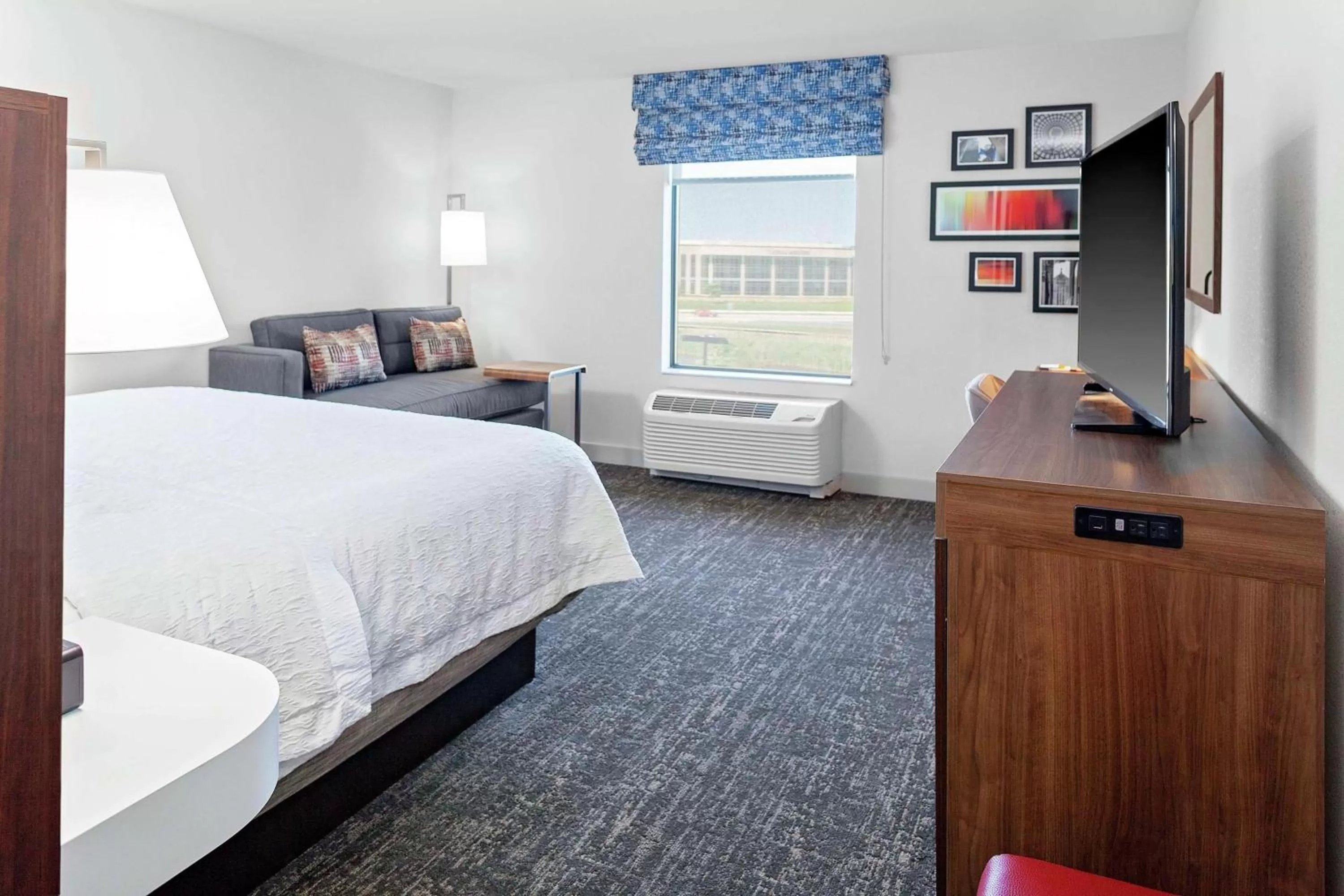 Bed in Hampton Inn & Suites Chicago-Burr Ridge