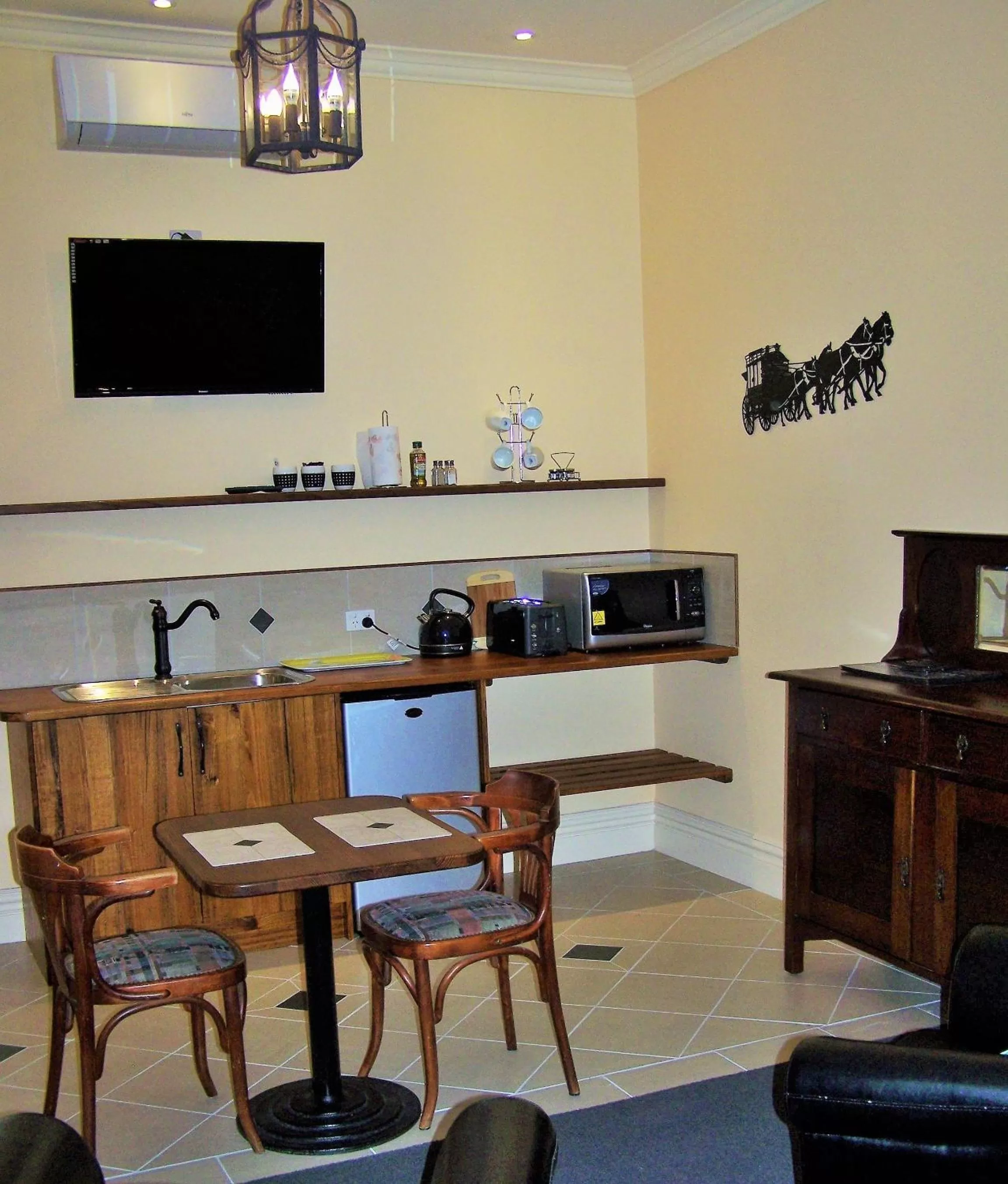 Kitchen or kitchenette, TV/Entertainment Center in RJ's Bed & Breakfast