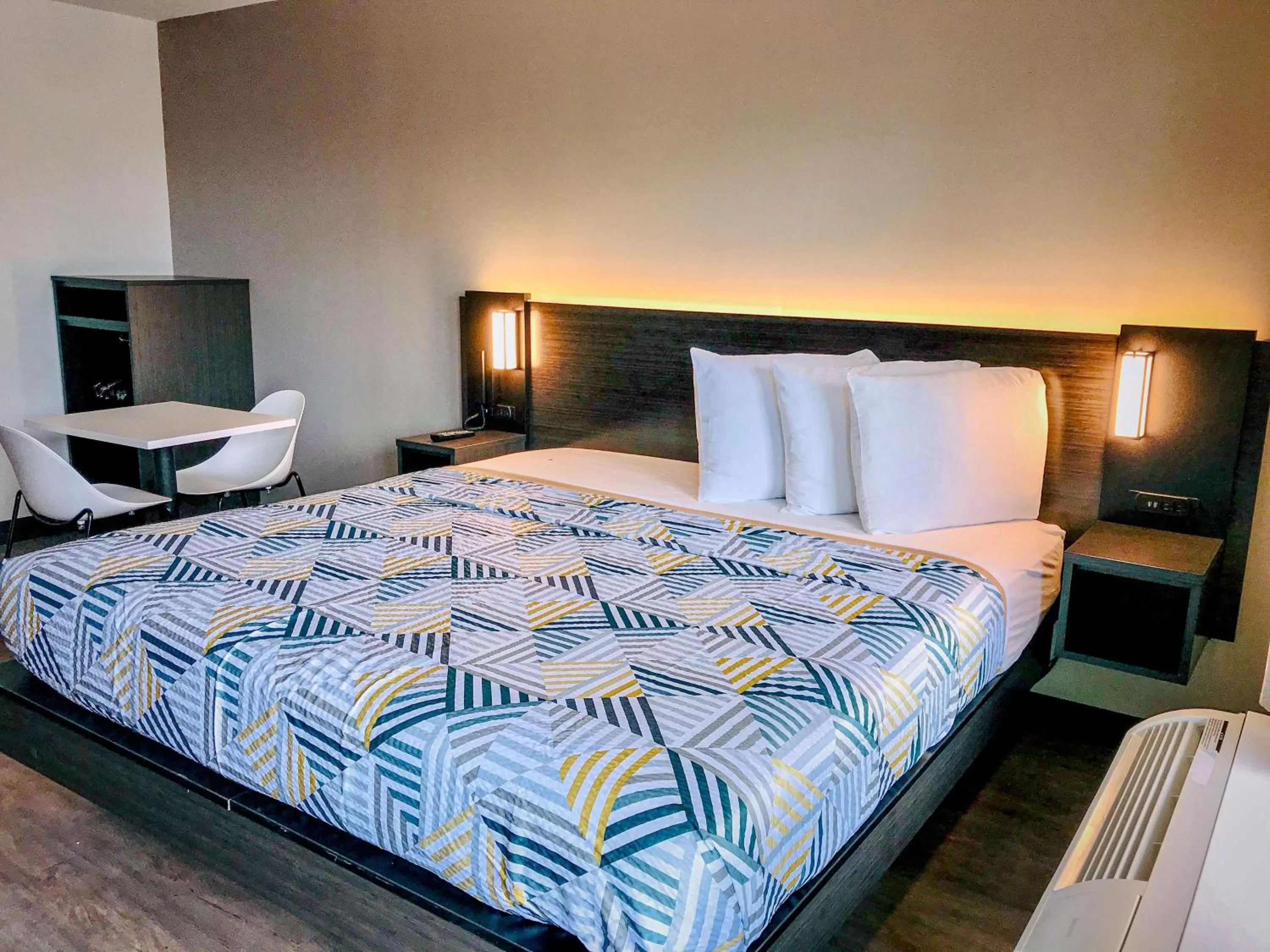 Photo of the whole room, Bed in Studio 6 Dublin, Ga