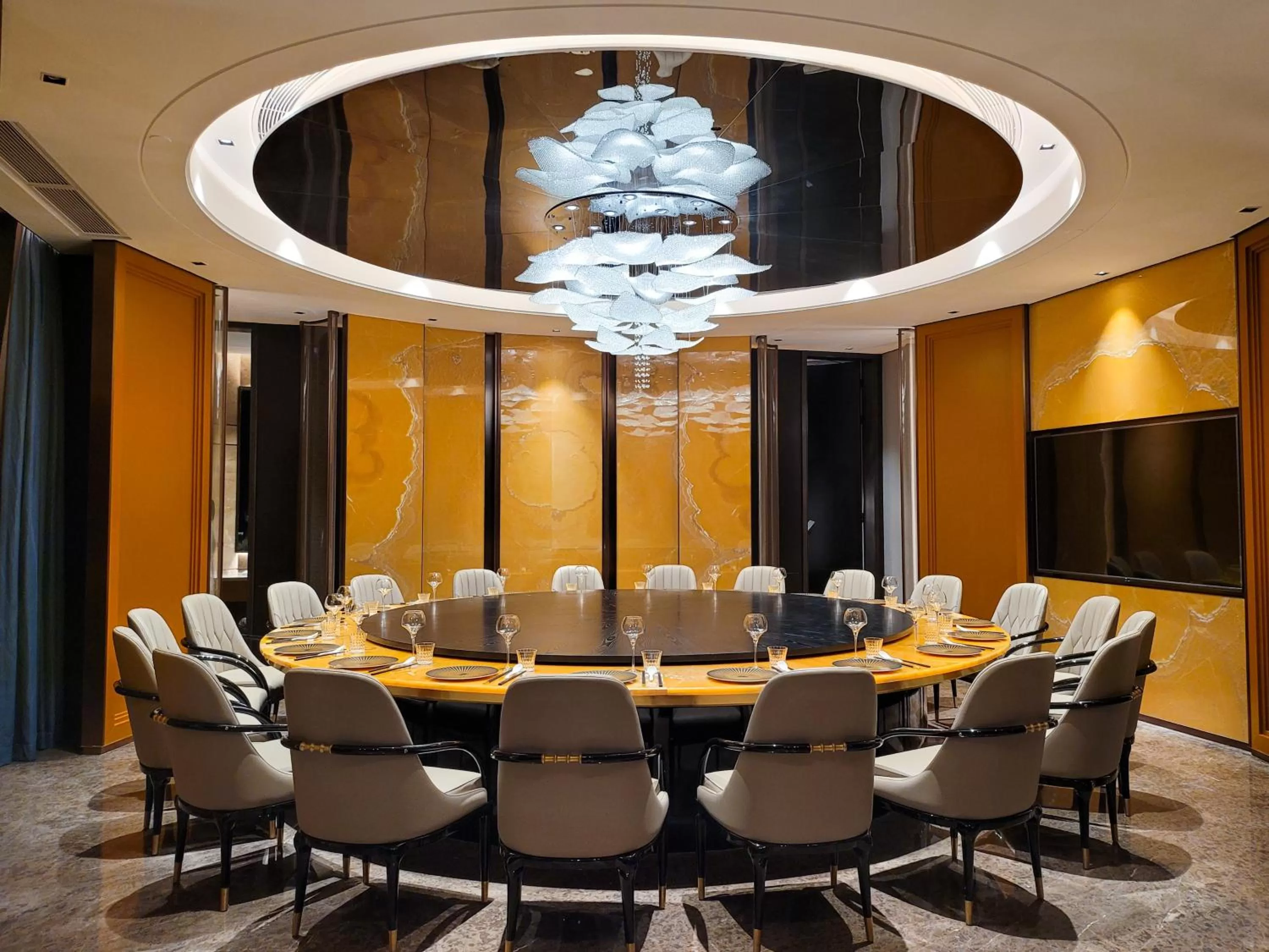 Dining area in Howard Johnson Plaza by Wyndham Blue Bay Sihanoukville