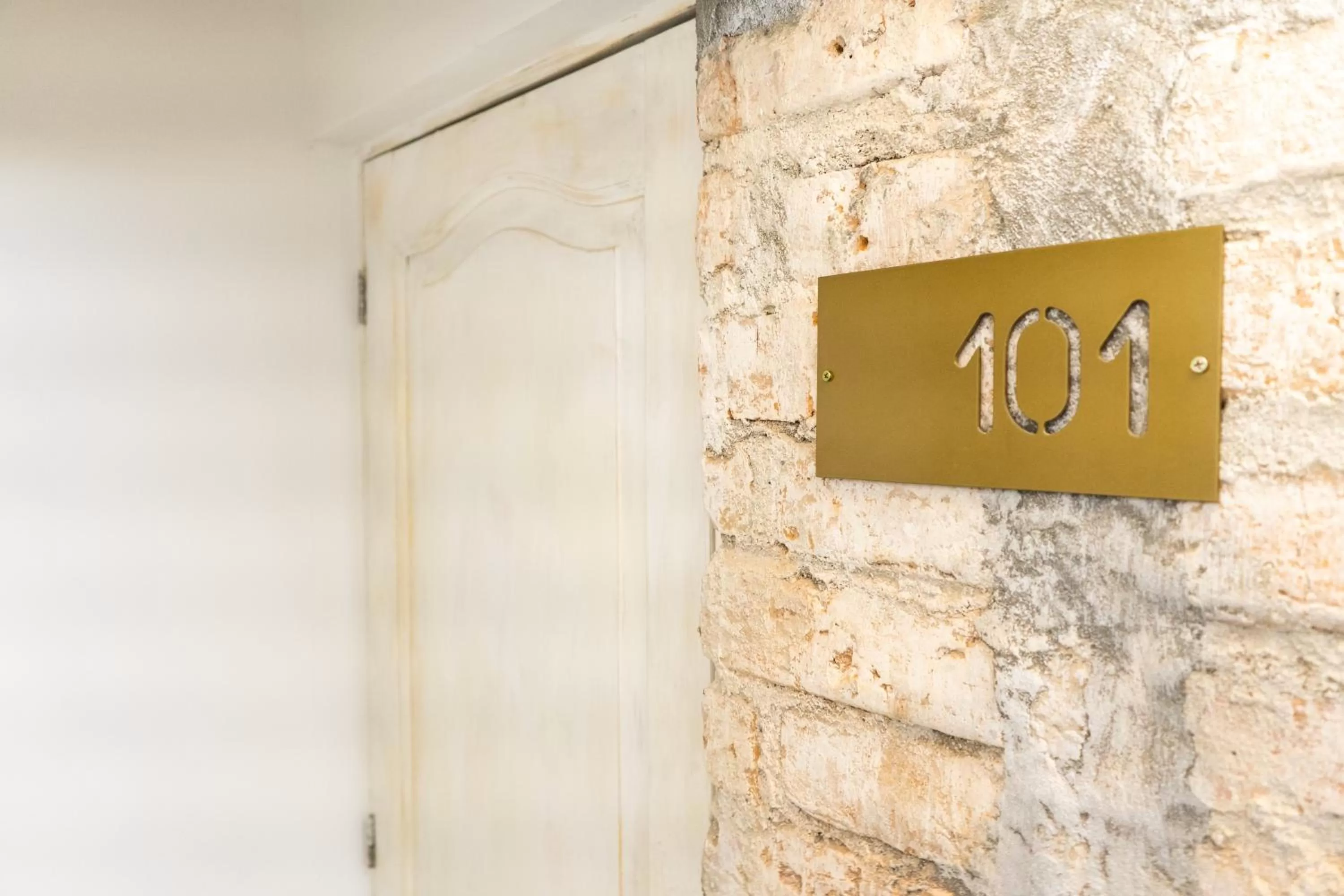 Logo/Certificate/Sign in Zentrico Boutique