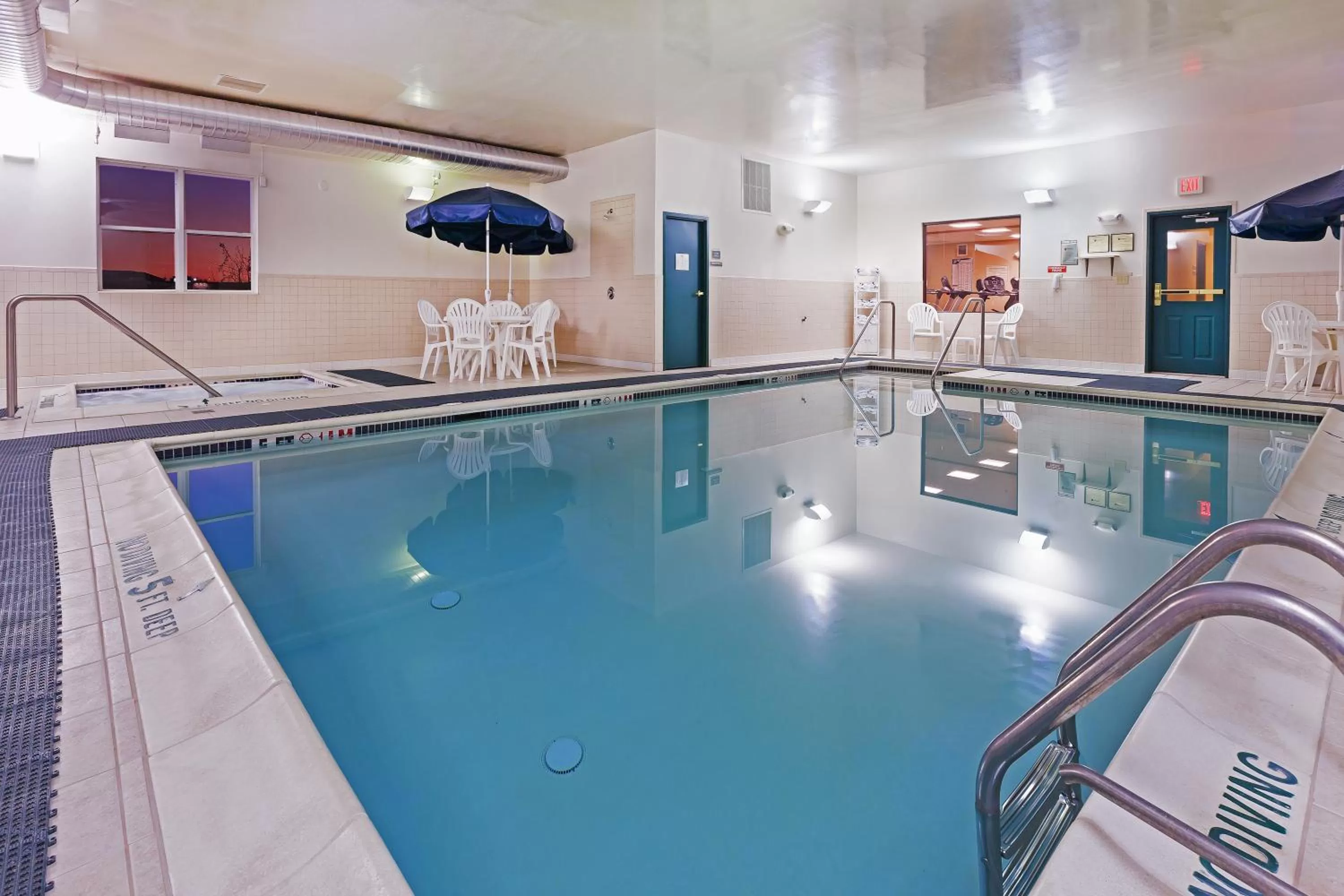 Swimming pool in Country Inn & Suites by Radisson, Chambersburg, PA