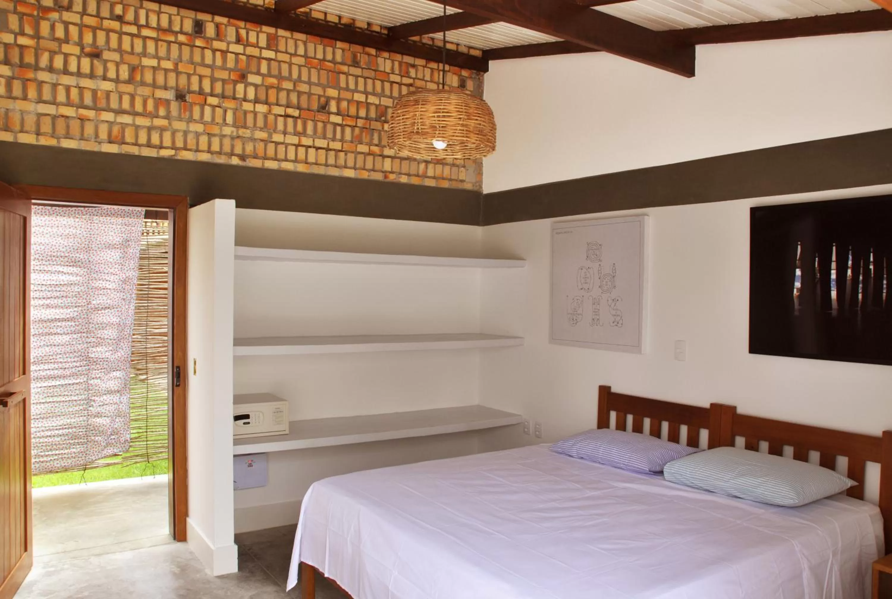 Photo of the whole room, Bed in Pousada Casa de João Kitehouse