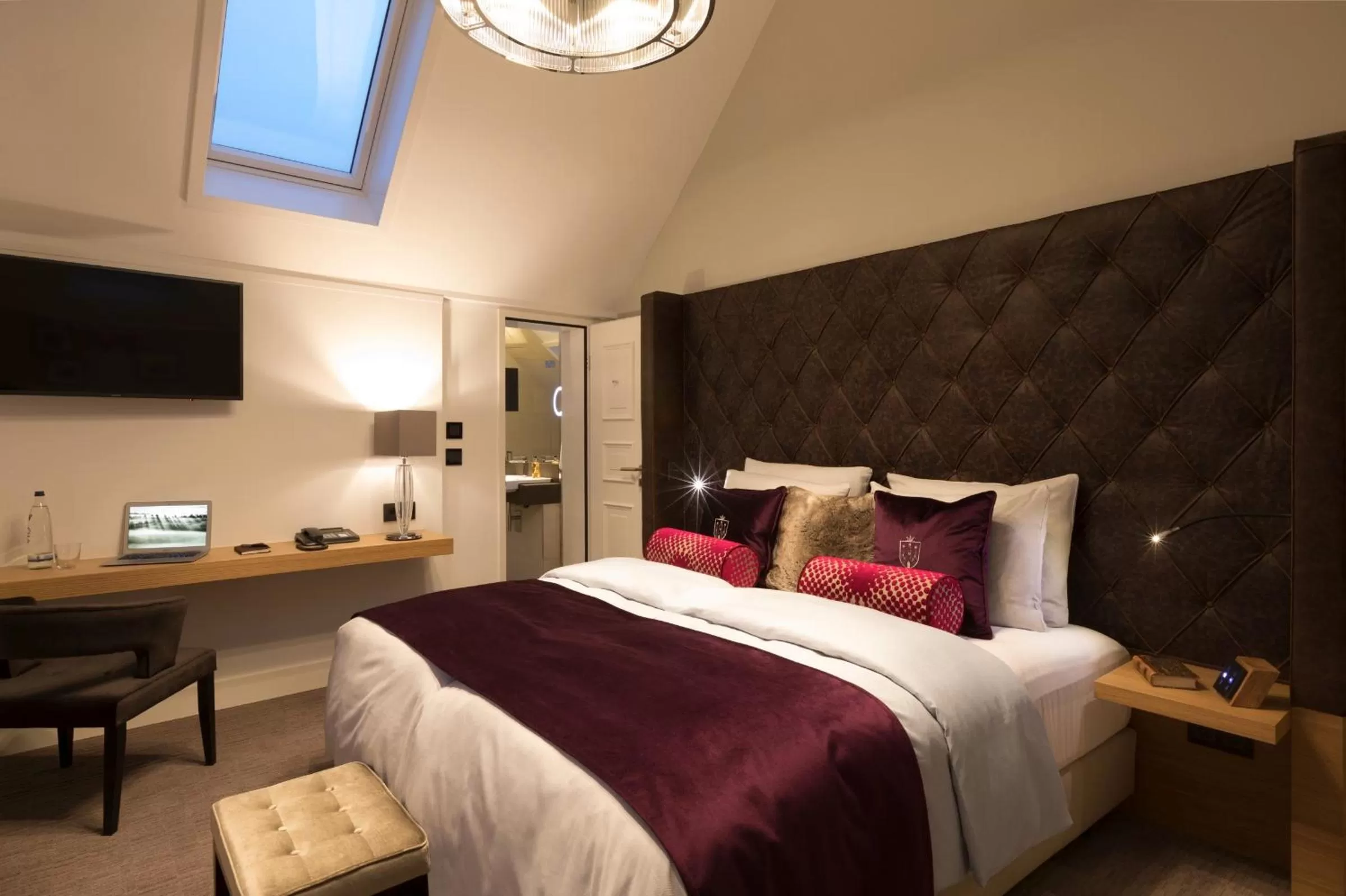 Photo of the whole room, Bed in Hotel Brunnenhaus Schloss Landau