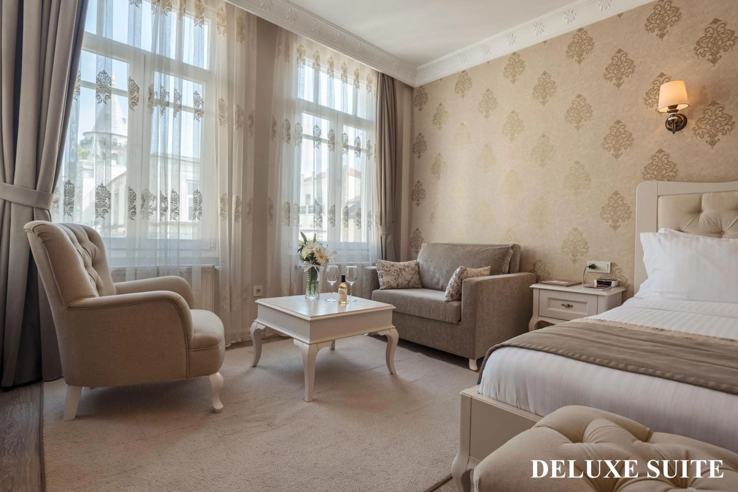 Living room, Bed in Louis Appartements Galata