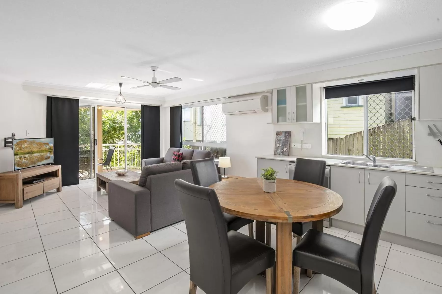 Kitchen or kitchenette in Kirra Palms Holiday Apartments