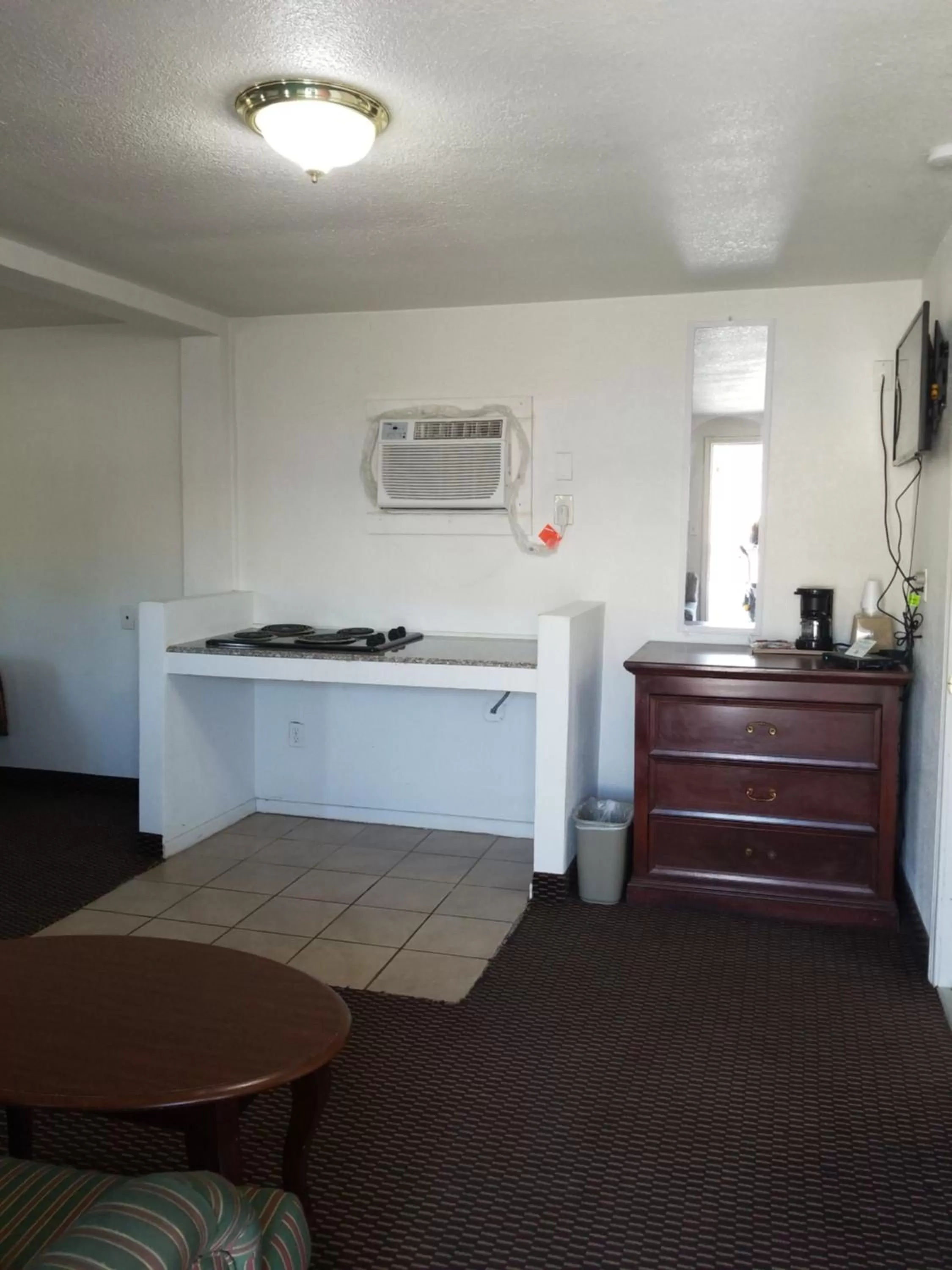 Double Room with Two Double Beds with Kitchenette in Budget Inn Hamilton