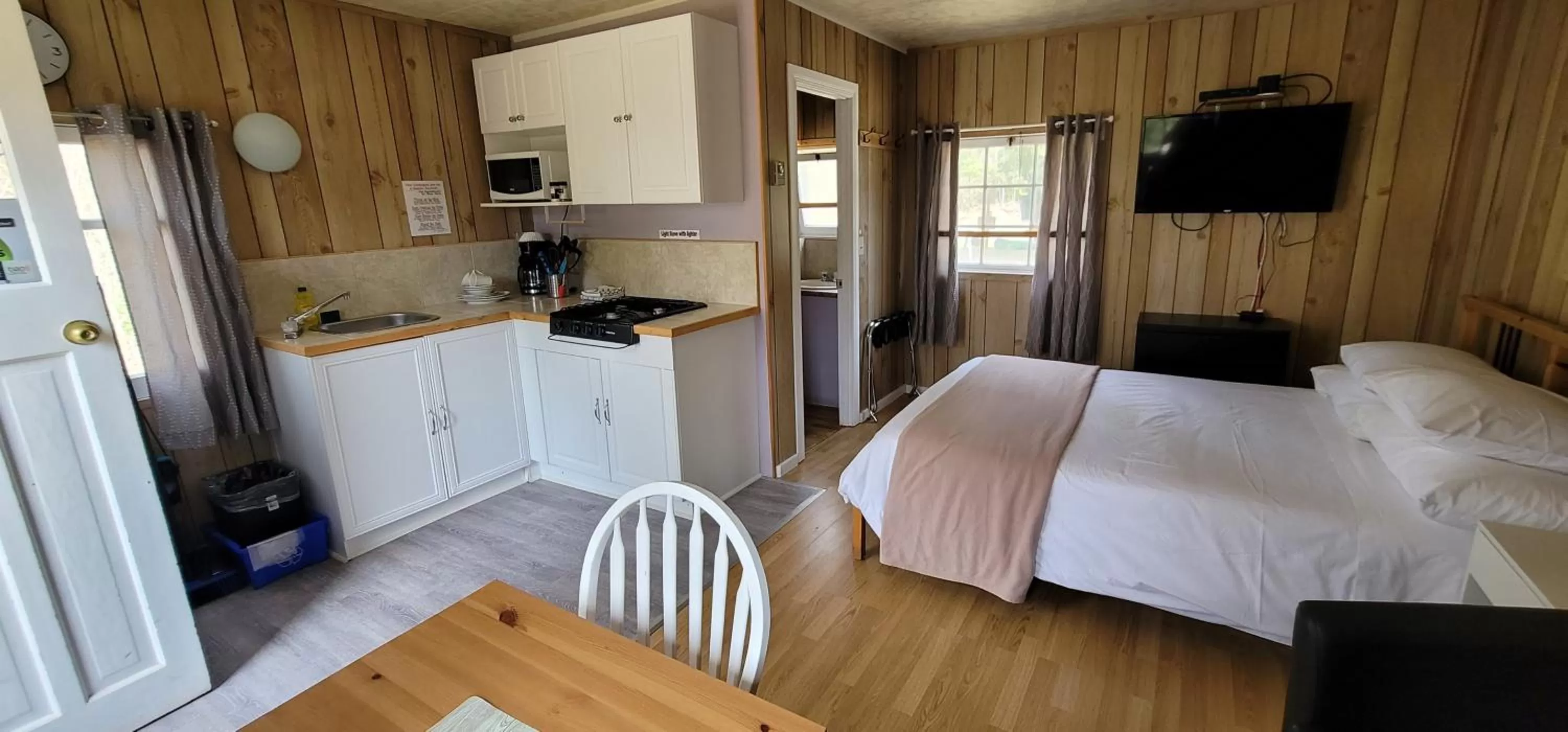 Bed in Parkway Cottage Resort and Trading Post