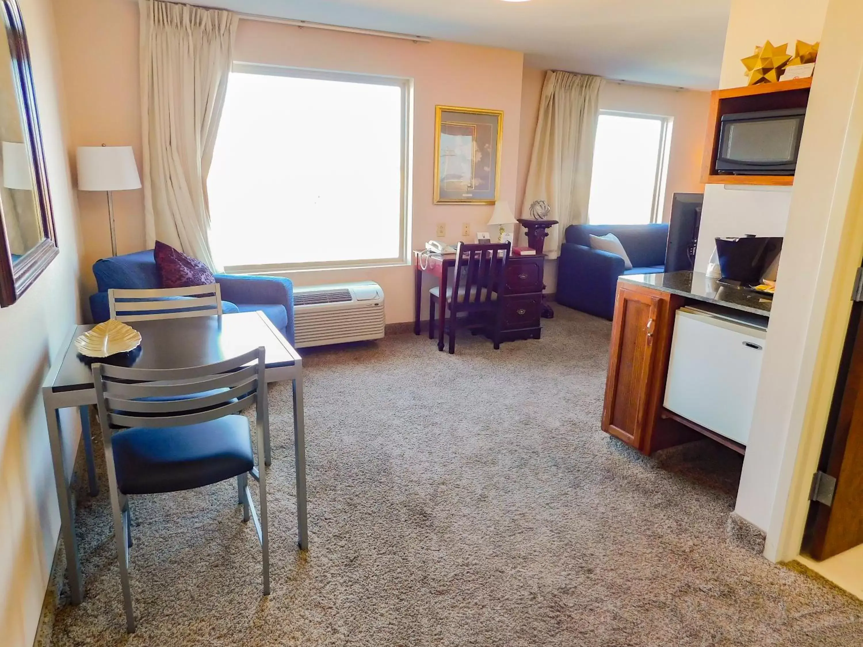 Superior King Suite - Non-Smoking in Days Inn & Suites by Wyndham Pocahontas Superior King Suite - Non-Smoking in Days Inn & Suites by Wyndham Pocahontas