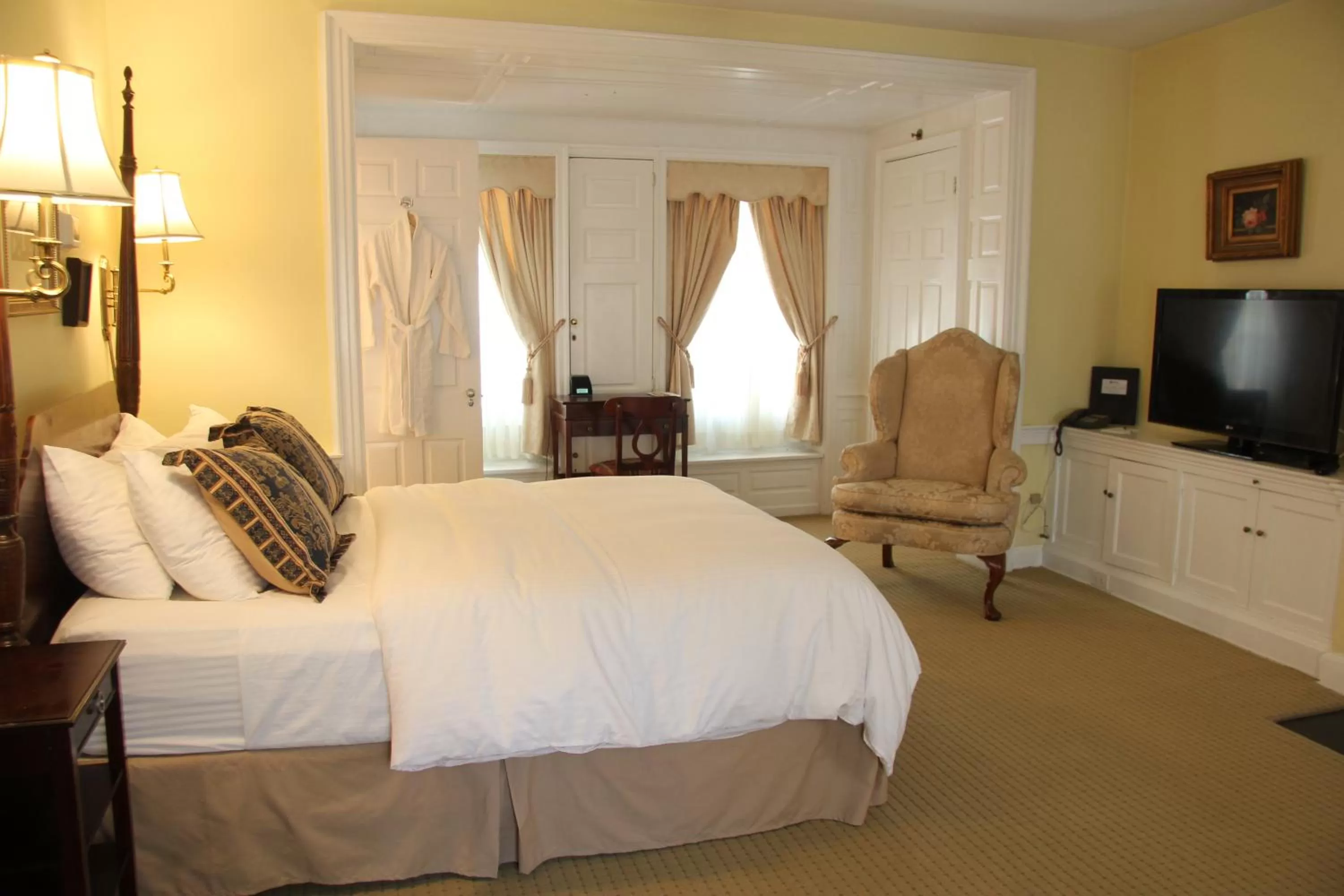 Bed in Morris House Hotel