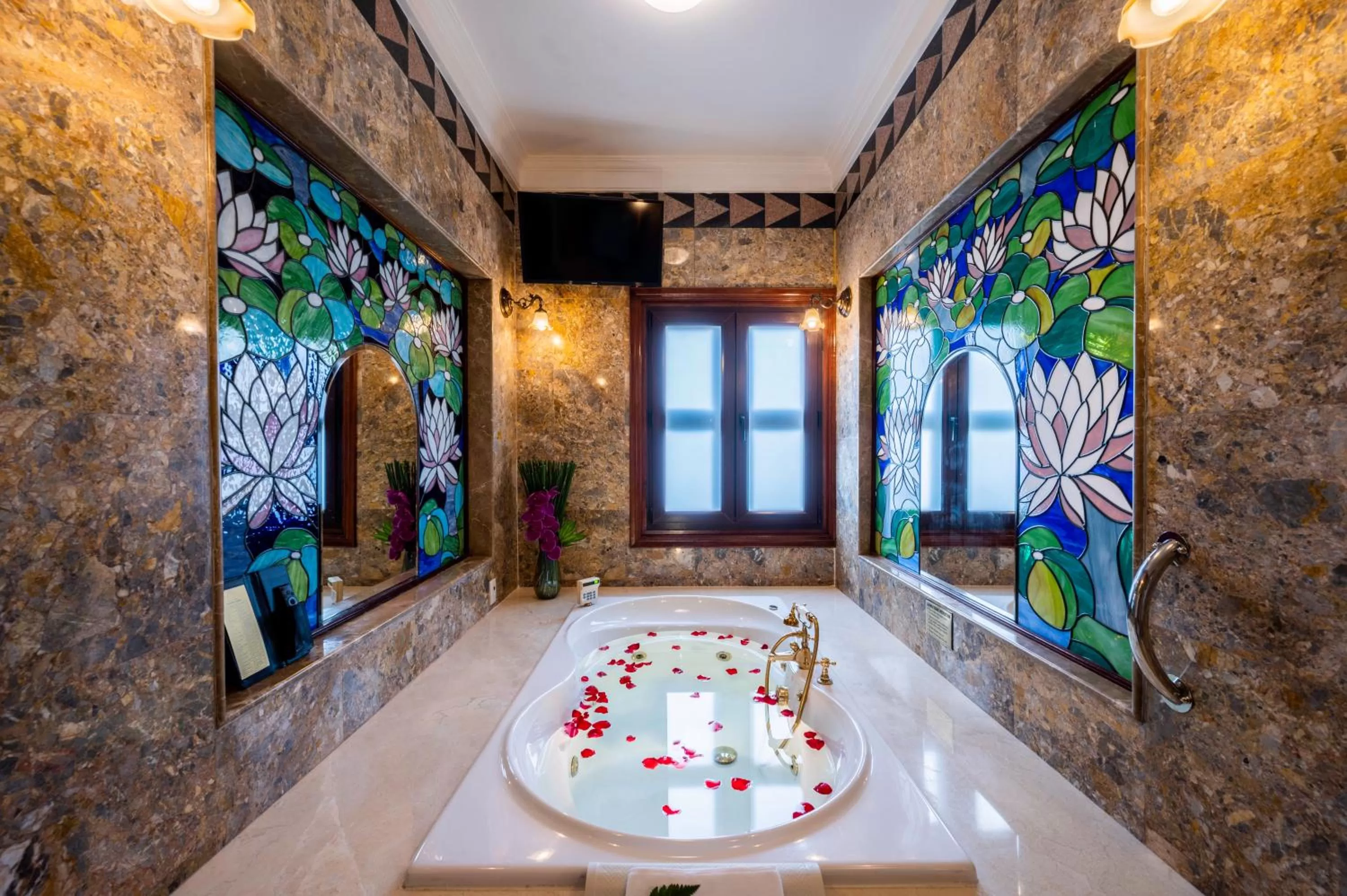 Bathroom in Hotel Majestic Saigon