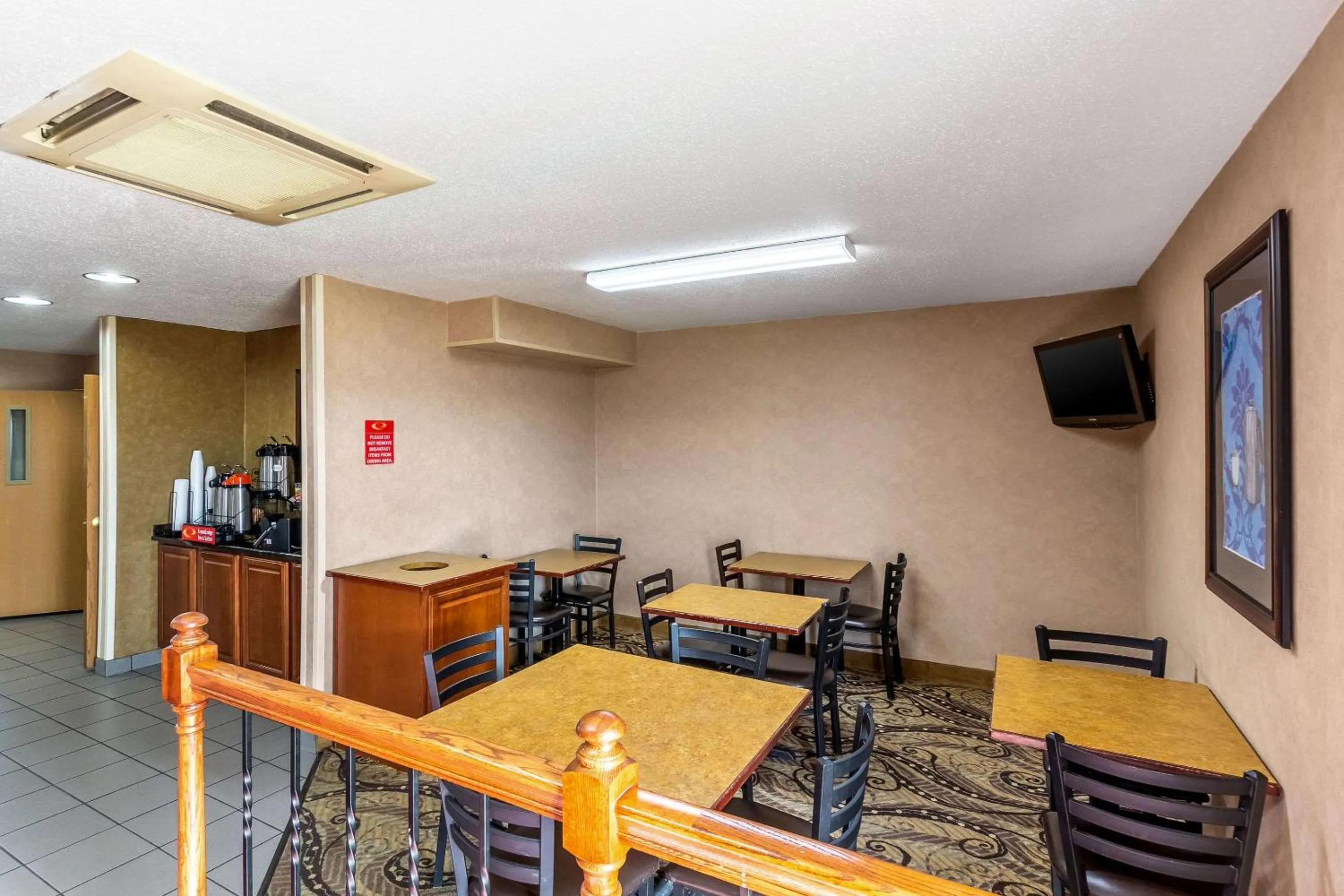 Restaurant/places to eat in Econo Lodge Inn & Suites Evansville East