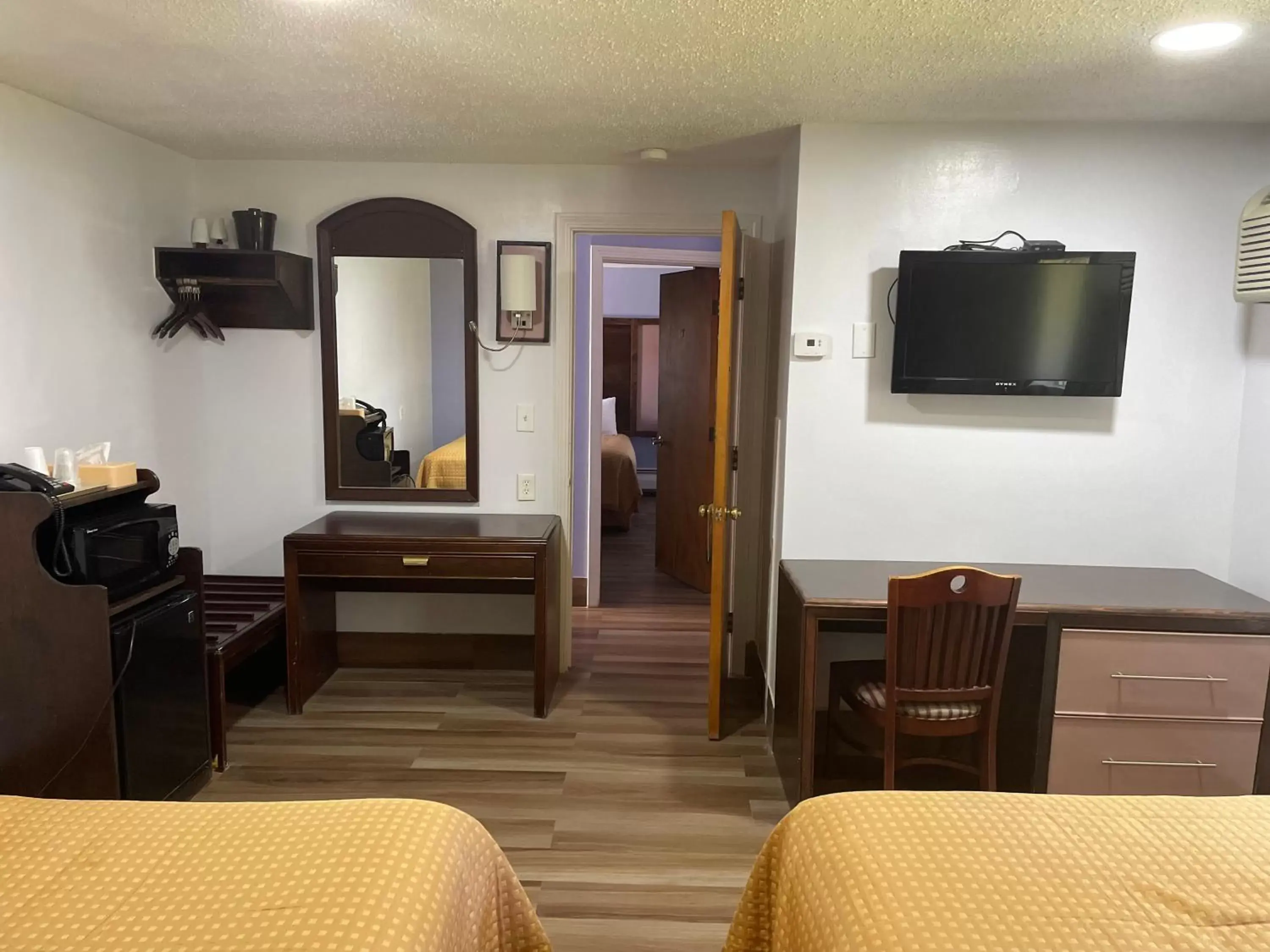 Triple Room in Scottish Inn - North Tonawanda Triple Room in Scottish Inn - North Tonawanda