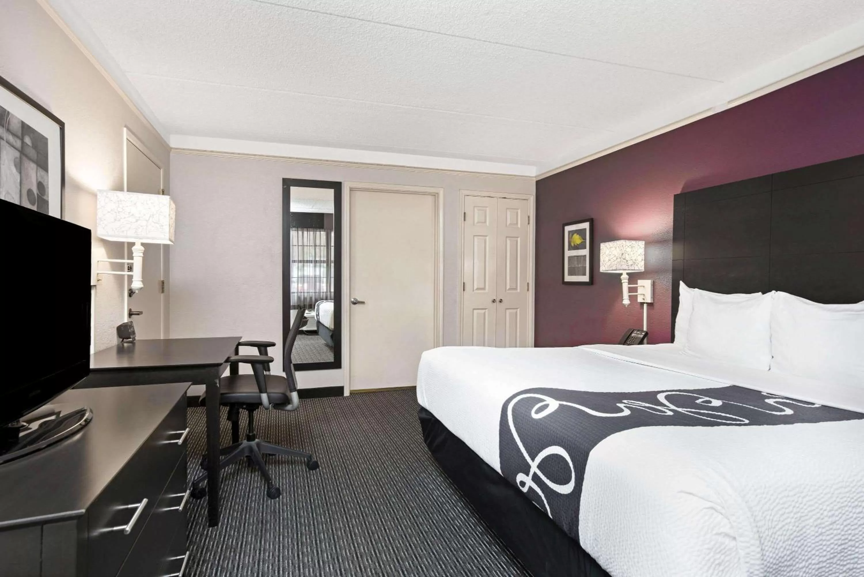 Photo of the whole room, Bed in La Quinta Inn by Wyndham Fresno Yosemite