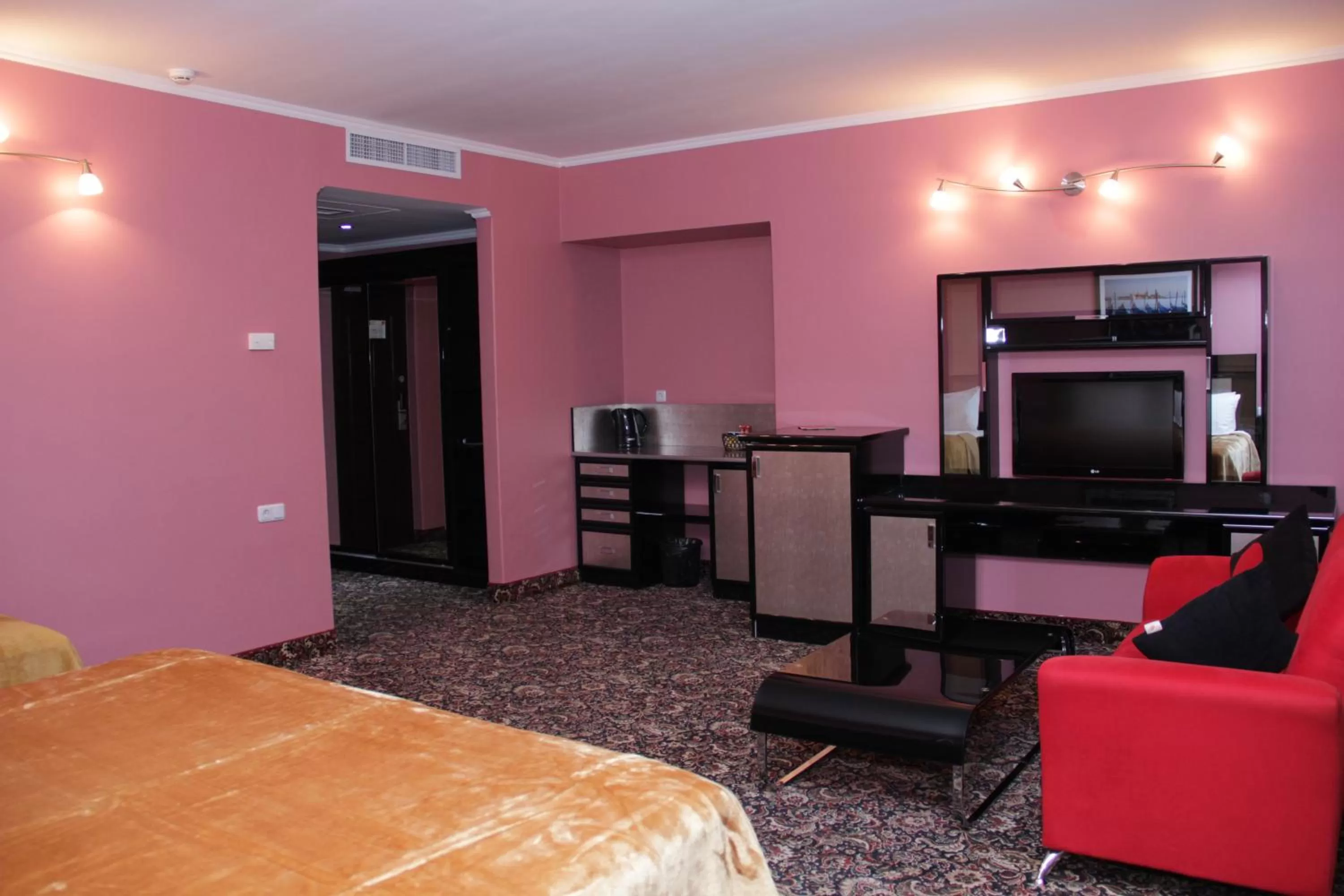 Bedroom, TV/Entertainment Center in Erebuni Hotel Yerevan