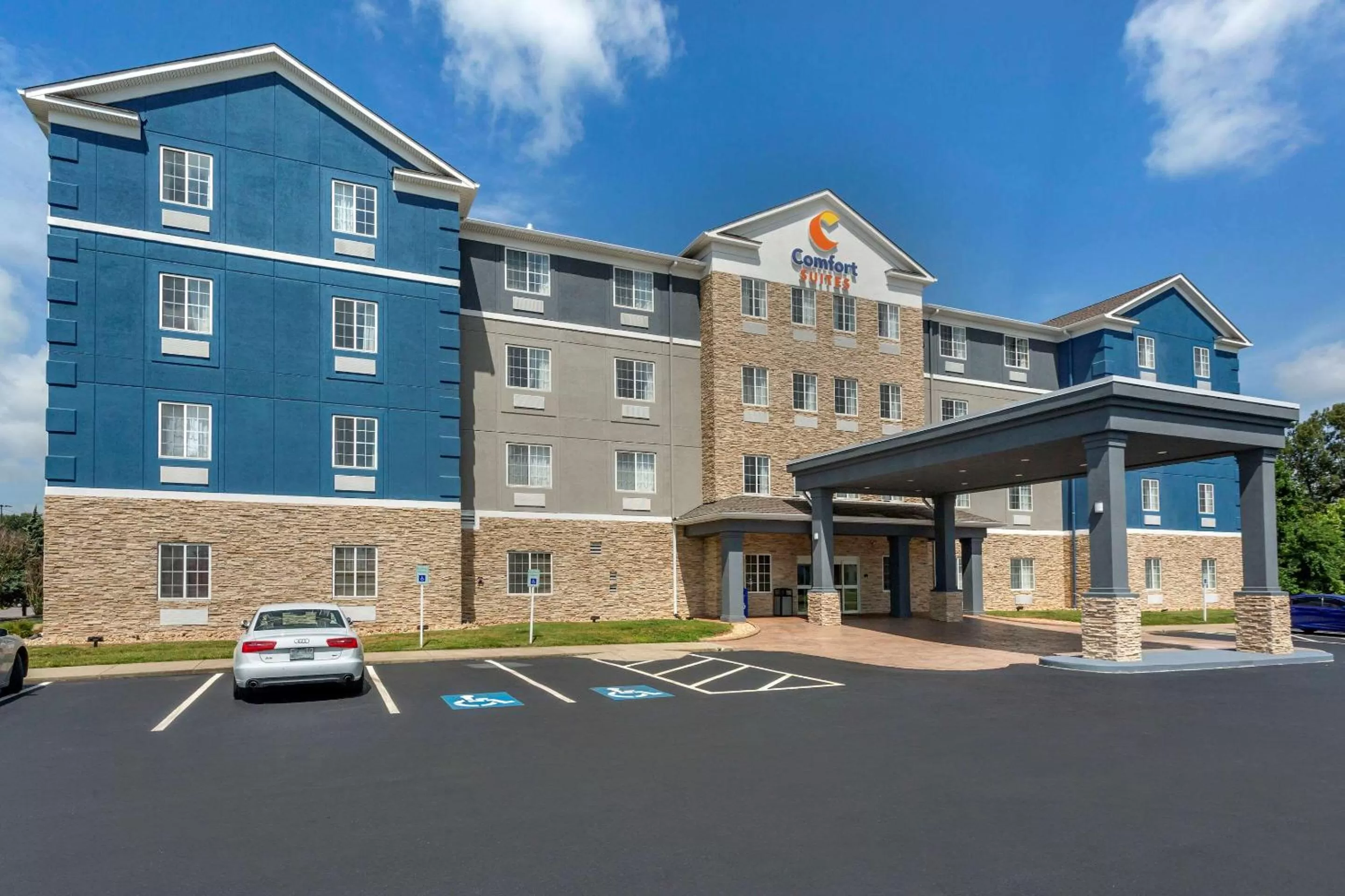 Property building in Comfort Suites Clarksville near Governors Square Mall