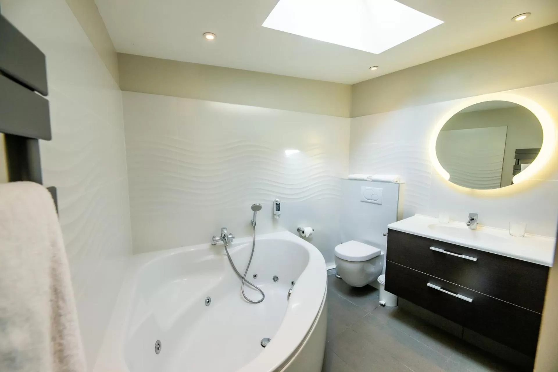 Bathroom in La Ferme de l'Oudon & SPA