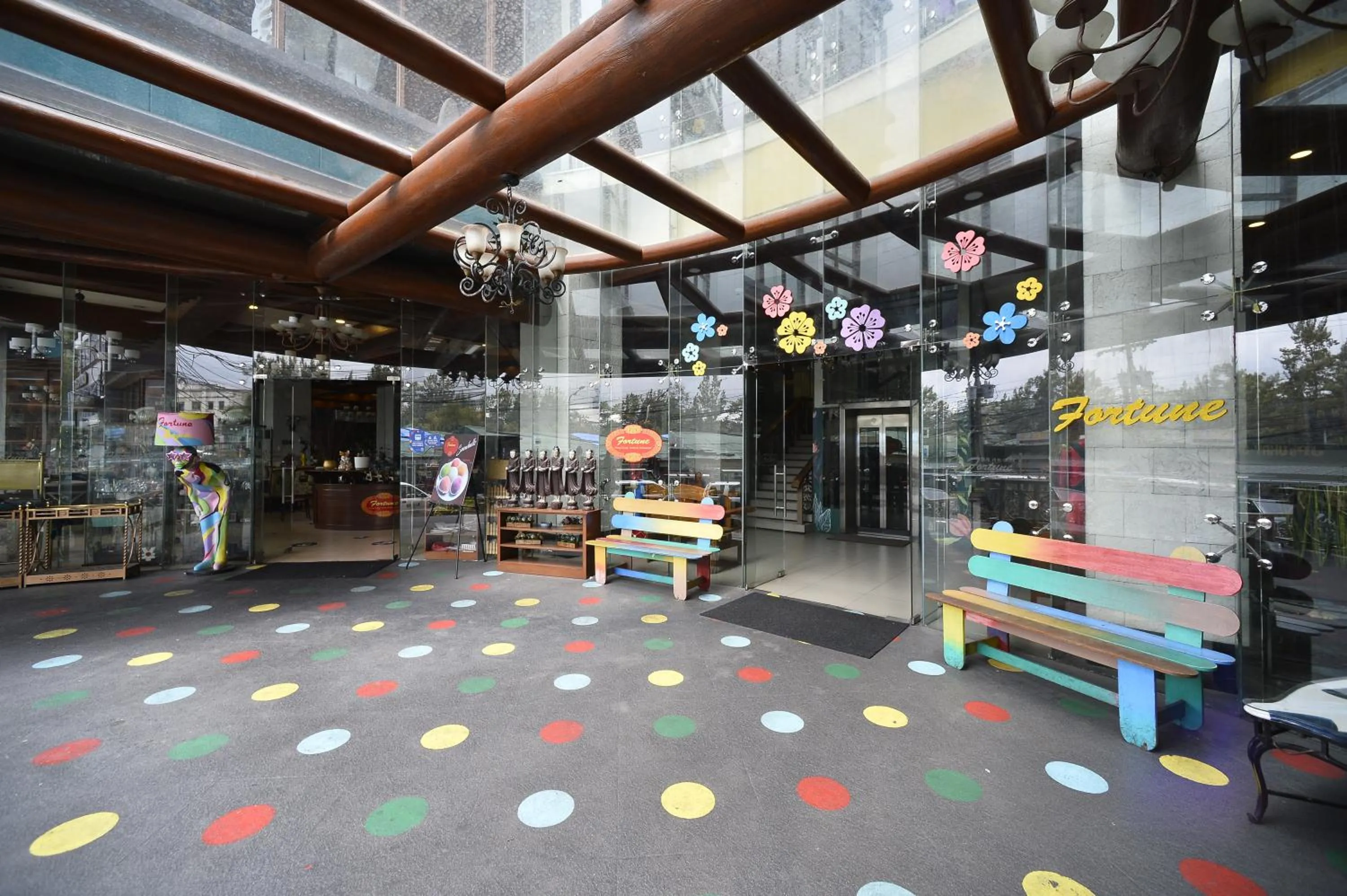 Restaurant/places to eat in Paragon Hotel and Suites