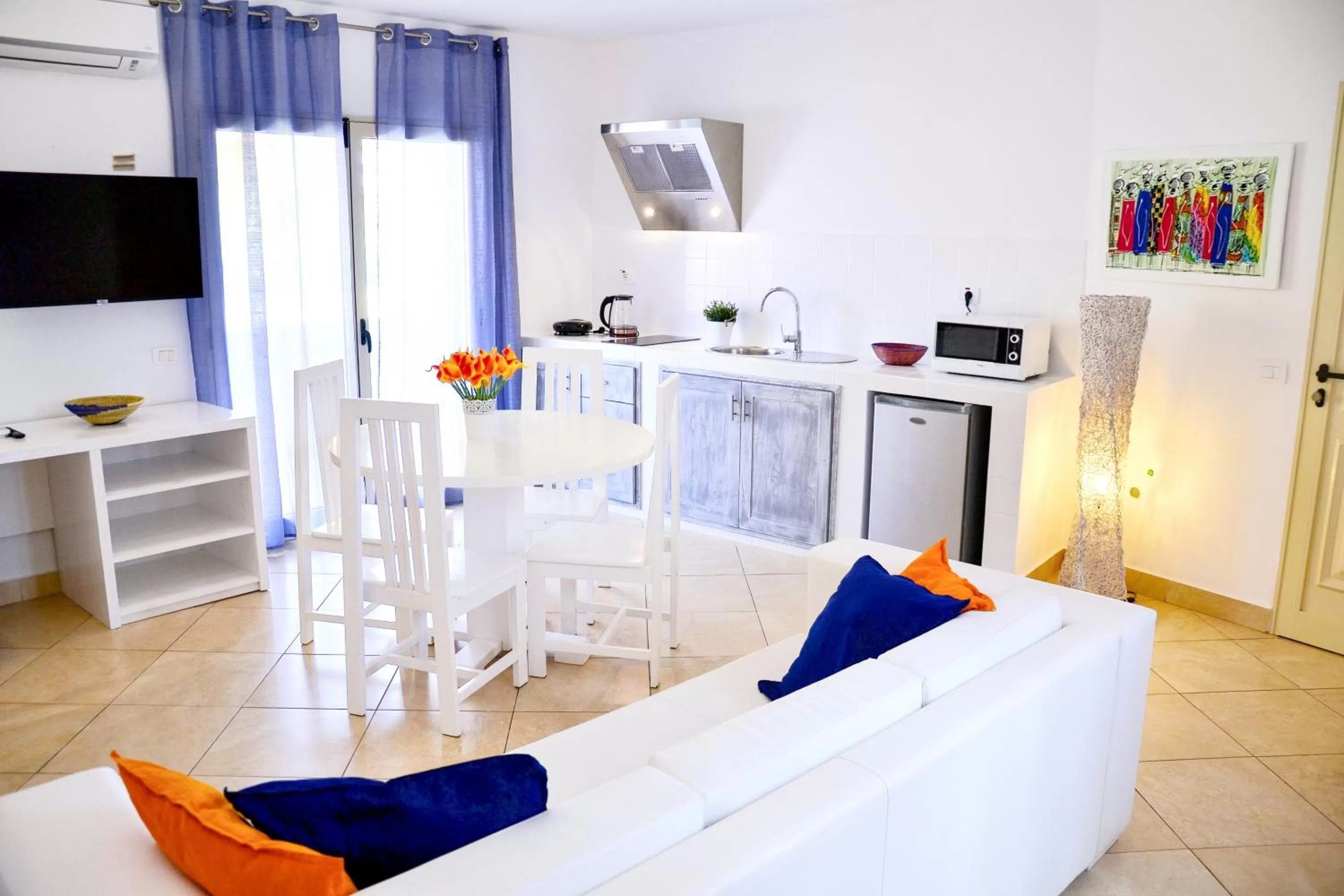 TV and multimedia in Branco Suites - Rooms & Holiday Apartments