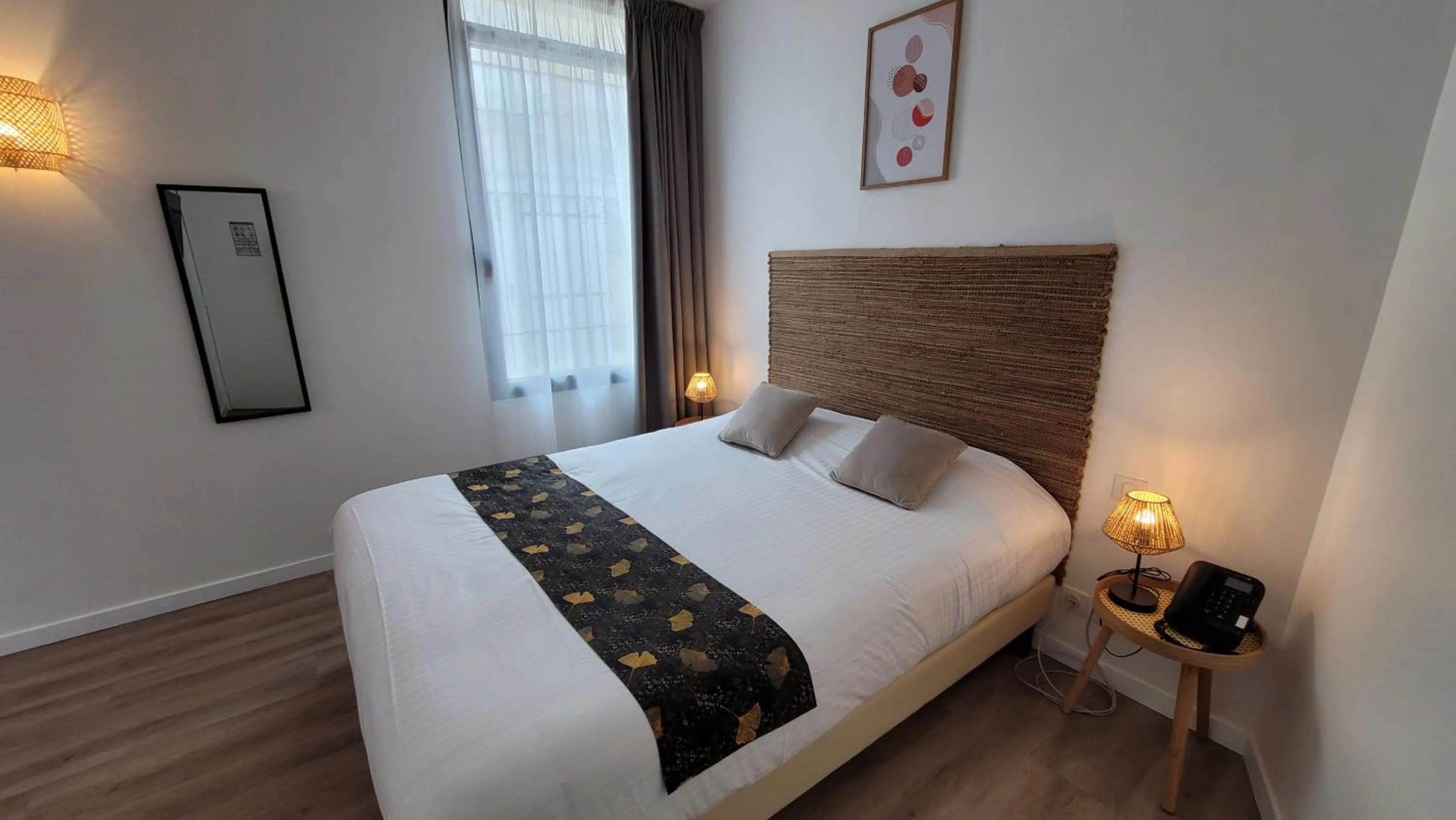 Photo of the whole room, Bed in Hotel Le Valois, Cognac Centre