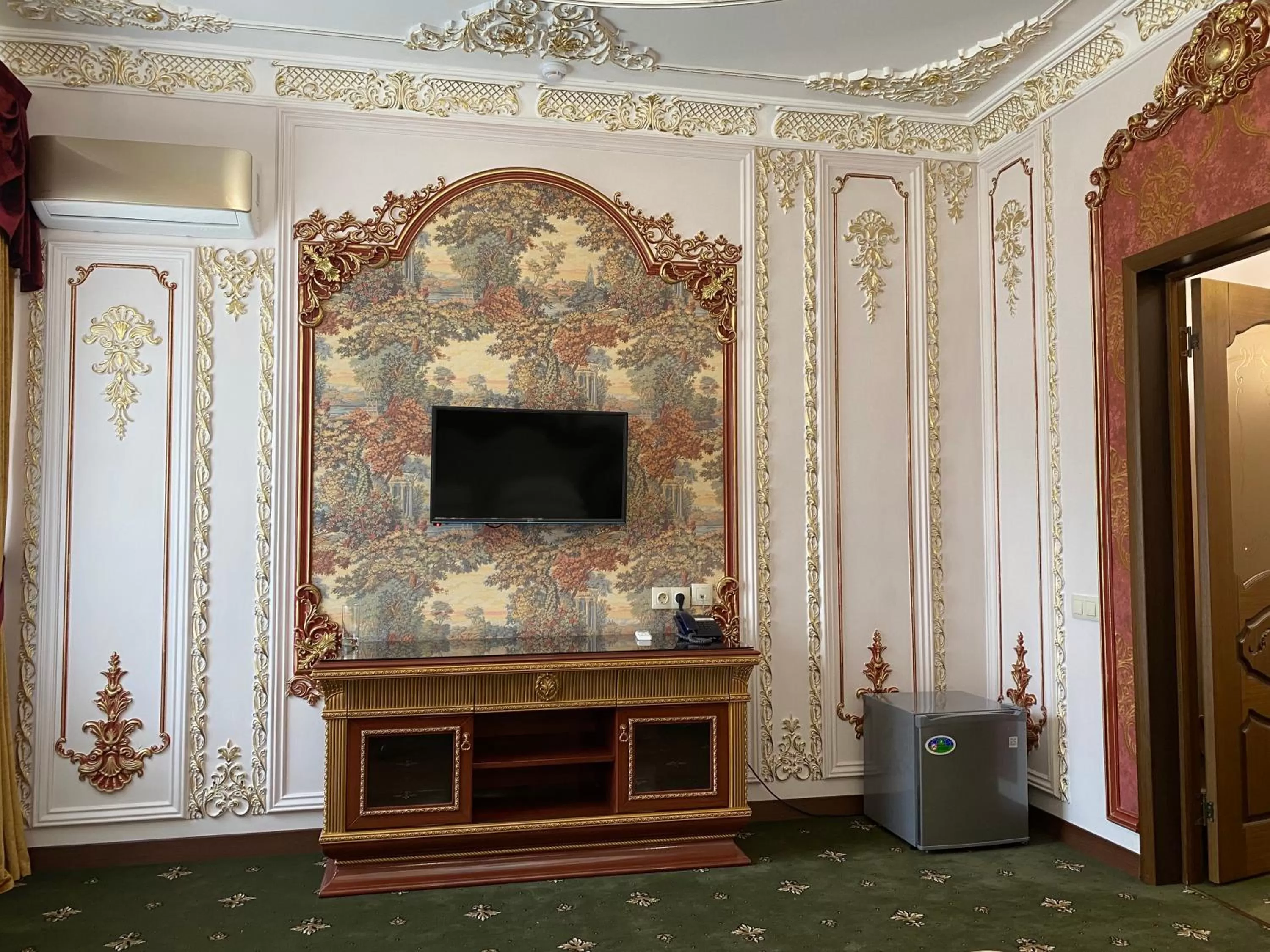 Communal lounge/ TV room, Seating Area in Lion Hotel