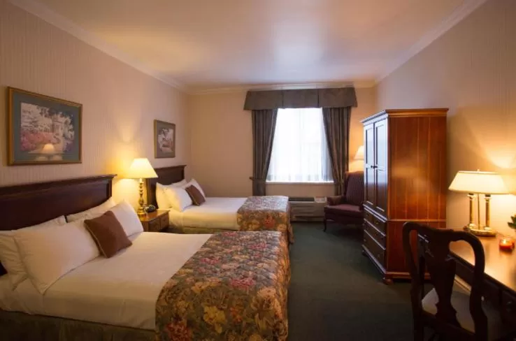 Day, Bed in The Gananoque Inn