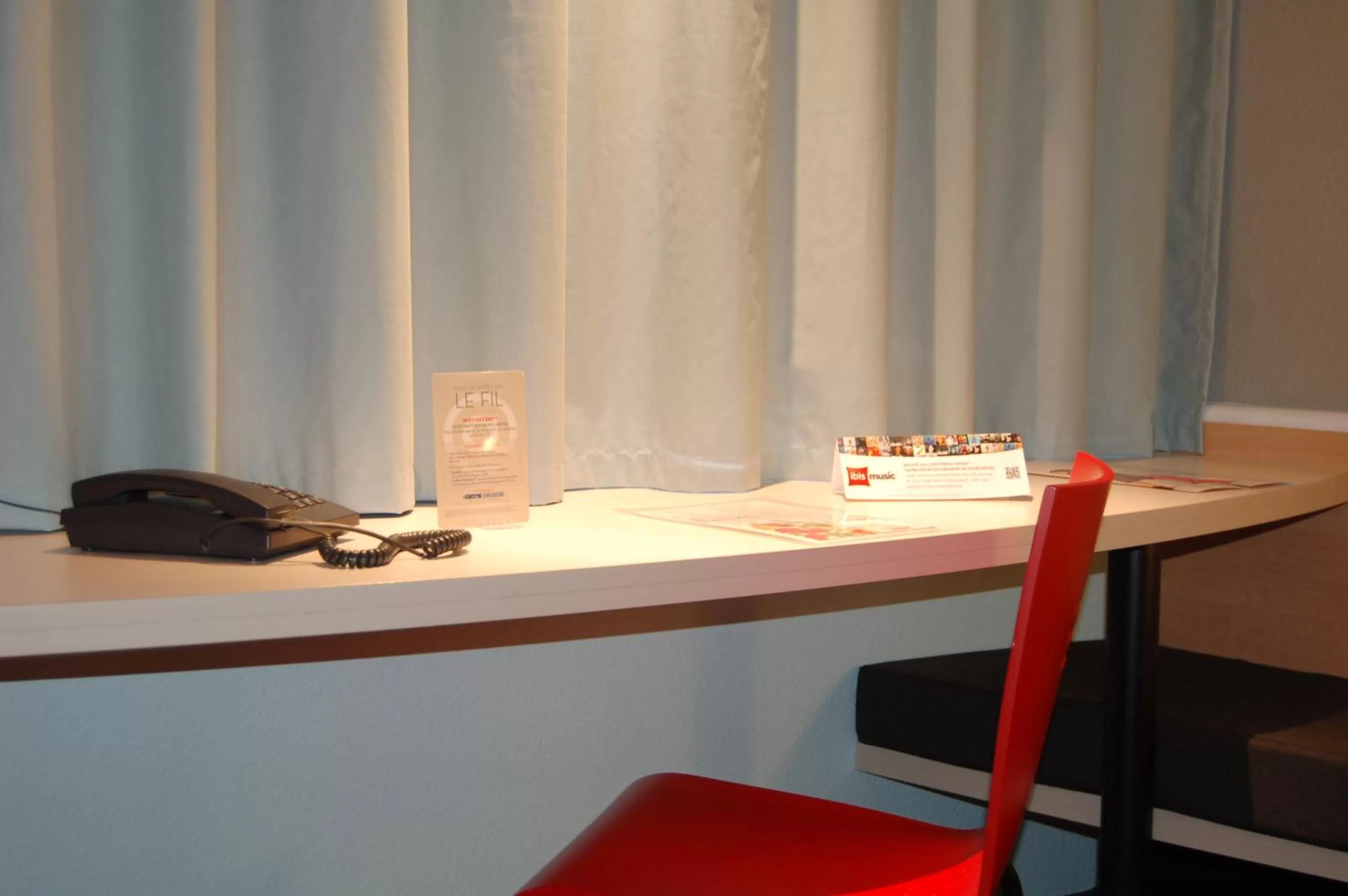 Seating area in Ibis Auray