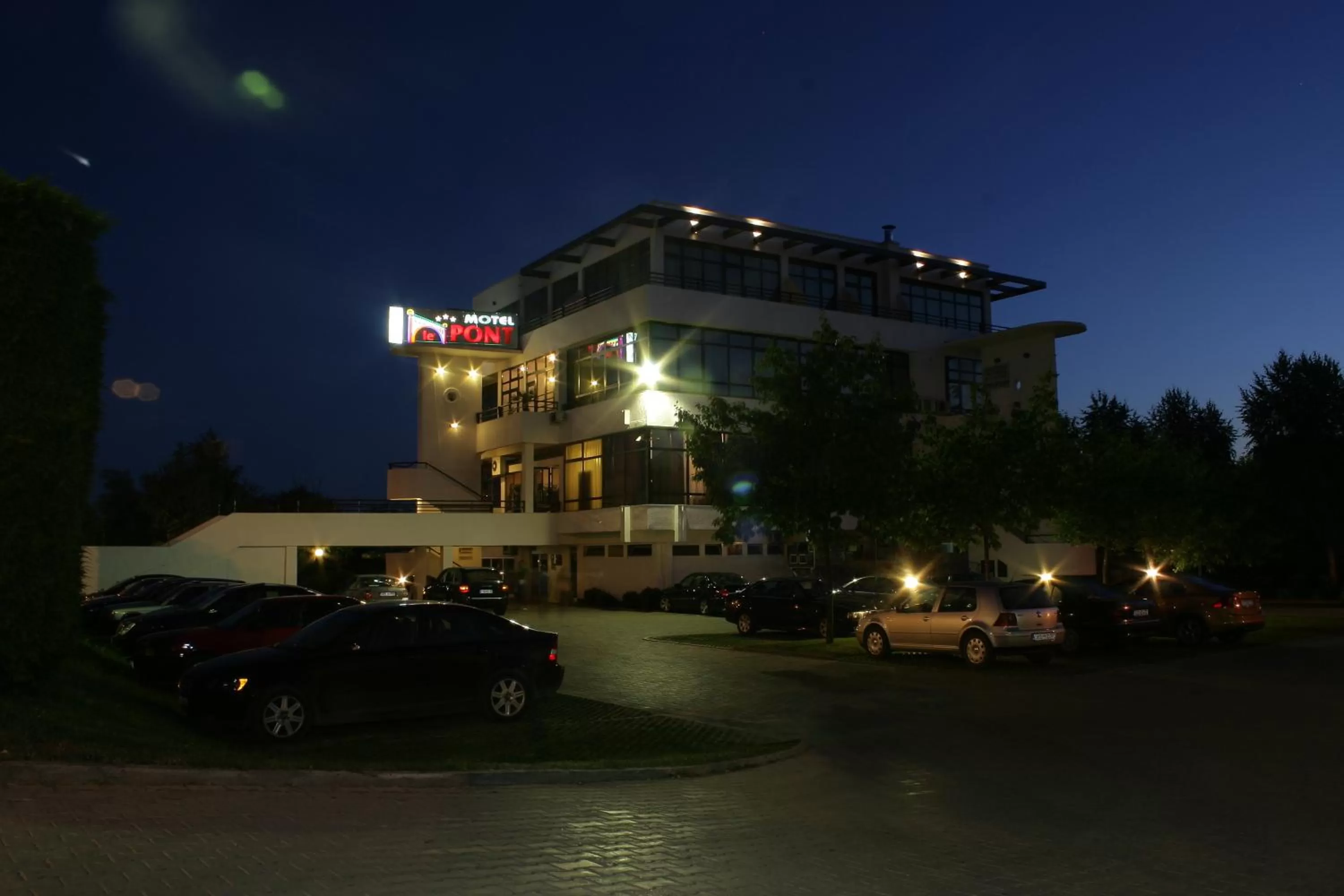 Facade/entrance in Hotel Le Pont